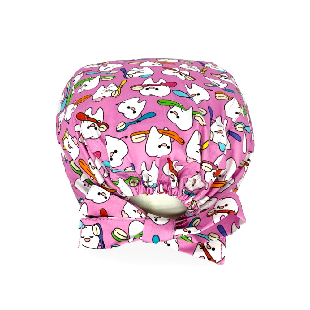 Cuffia dal design simpatico e colorato! La cuffia ha il fondo con una serie di dentini animati intenti a lavarsi i denti e ognuno di loro tiene uno spazzolino con il manico colorato.osa intenso
