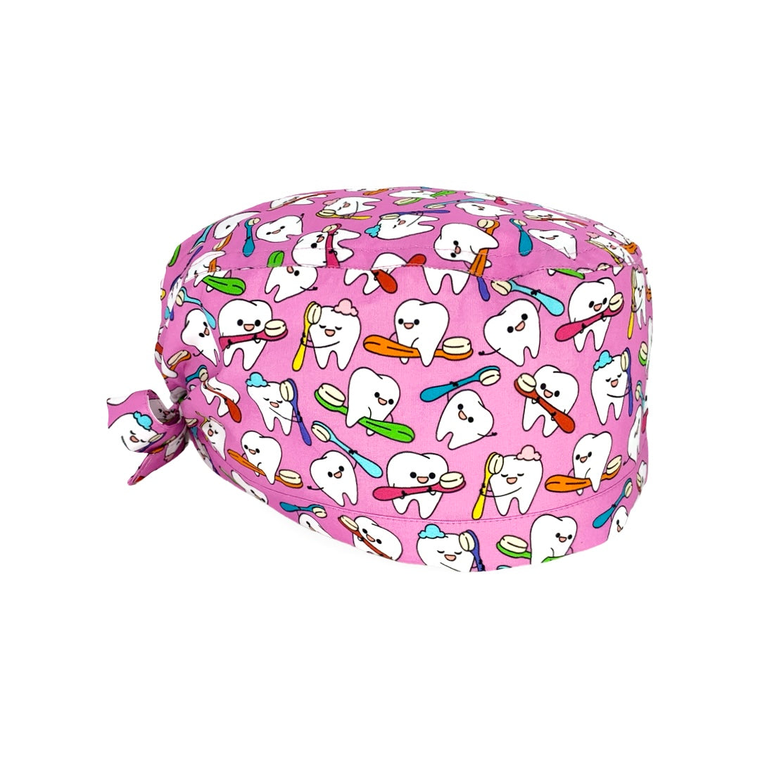 Cuffia dal design simpatico e colorato! La cuffia ha il fondo rosa intenso con una serie di dentini animati intenti a lavarsi i denti e ognuno di loro tiene uno spazzolino con il manico colorato.