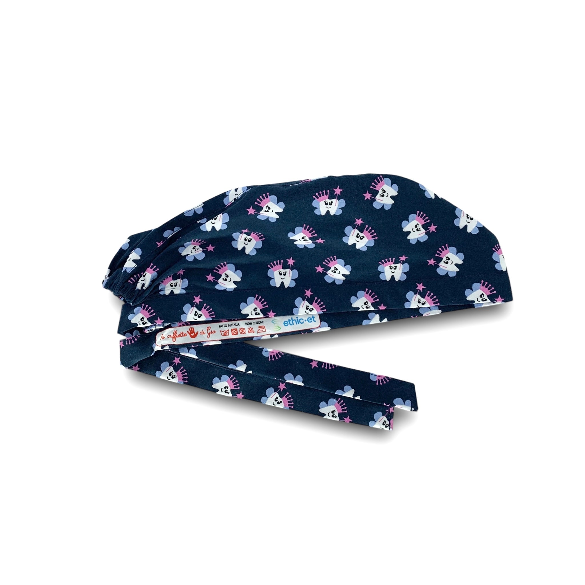 Un design semplice, un dentino sorridente con le ali, una piccola corona rosa in testa a e una bacchetta magica con una stellina, sempre rosa. Un abbinamento di colori vincente e impeccabile, blu, rosa azzurro: questa cuffietta mette allegria e serenità anche al più difficile dei pazienti!