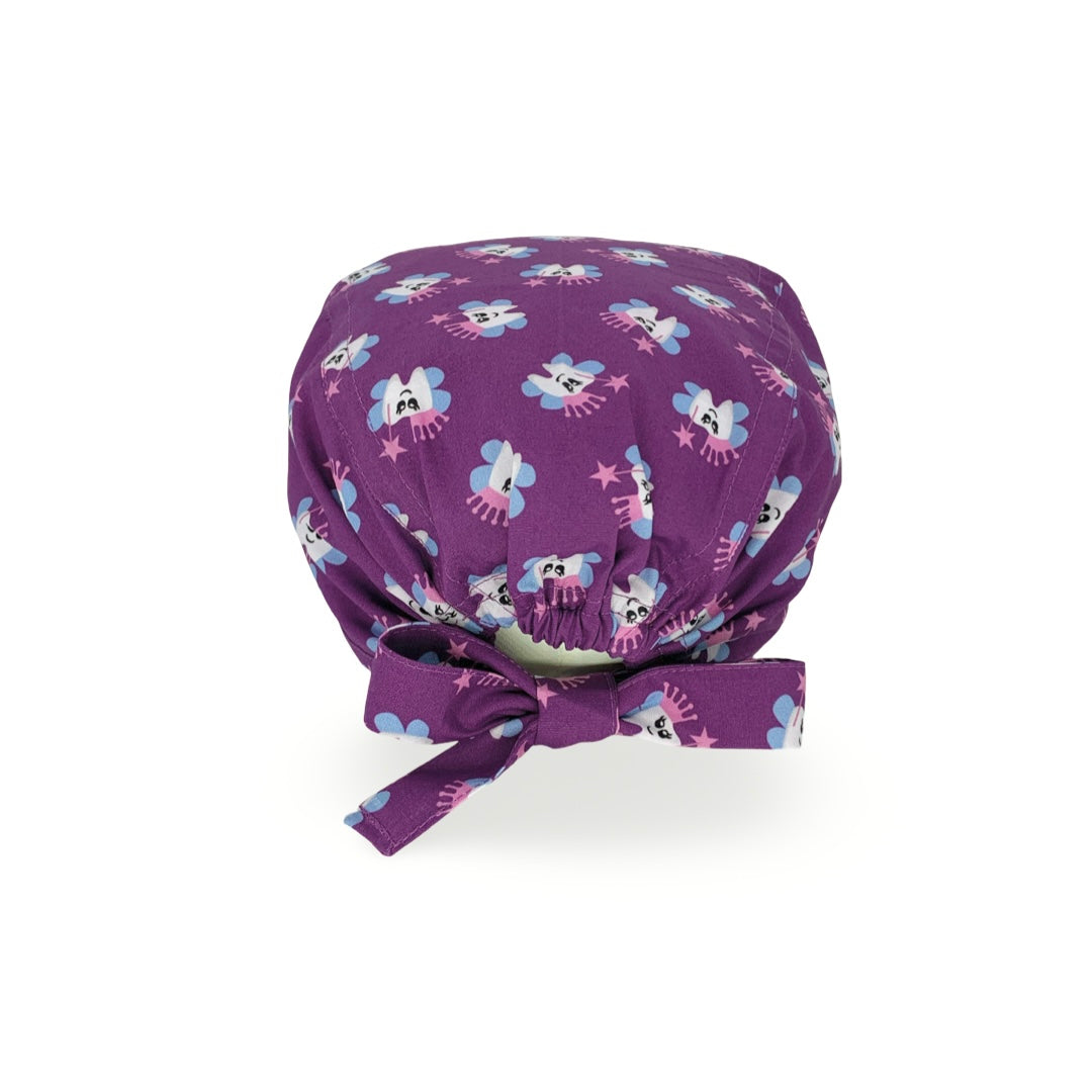 Un design semplice, un dentino sorridente con le ali, una piccola corona rosa in testa a e una bacchetta magica con una stellina, sempre rosa. Un abbinamento di colori vincente e impeccabile, rosa azzurro su sfondo viola: questa cuffietta mette allegria e serenità anche al più difficile dei pazienti!