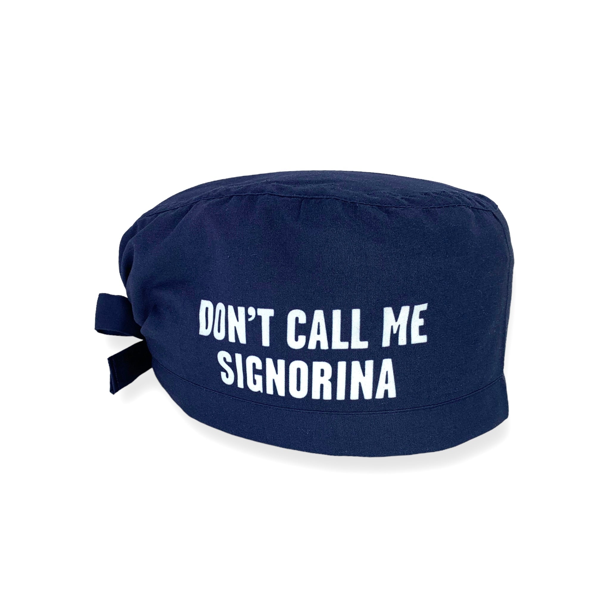 Cuffietta chirurgica tinta unita blu con la scritta dON?T call me signorina per promuovere la parità di genere sul posto di lavoro in ambito ospedaliero e sanitario