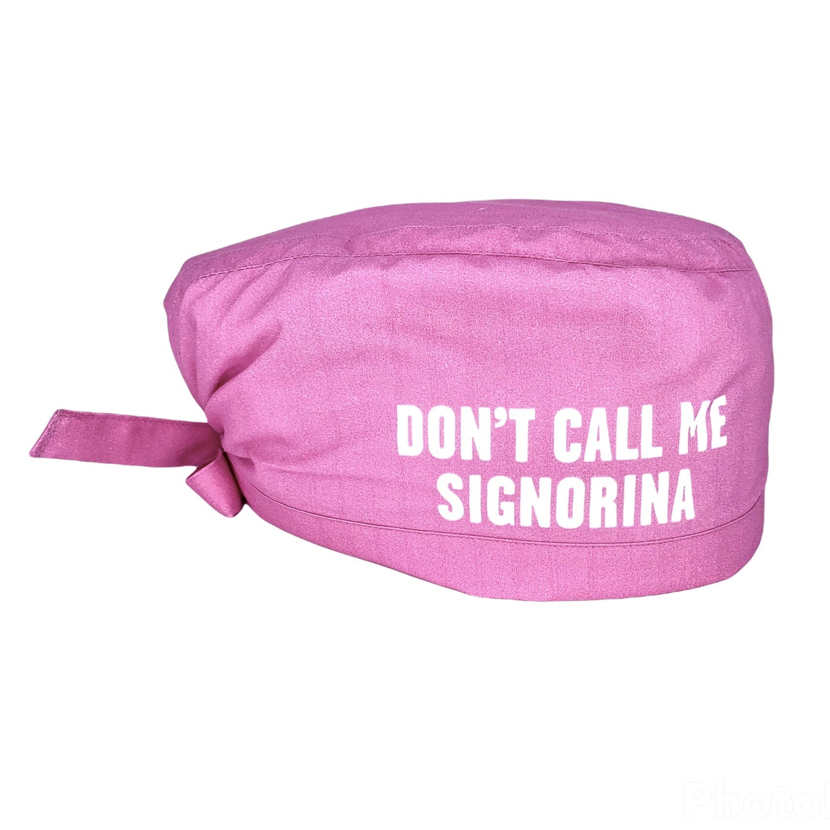 Cuffietta chirurgica tinta unita rosa con la scritta dON?T call me signorina per promuovere la parità di genere sul posto di lavoro in ambito ospedaliero e sanitario