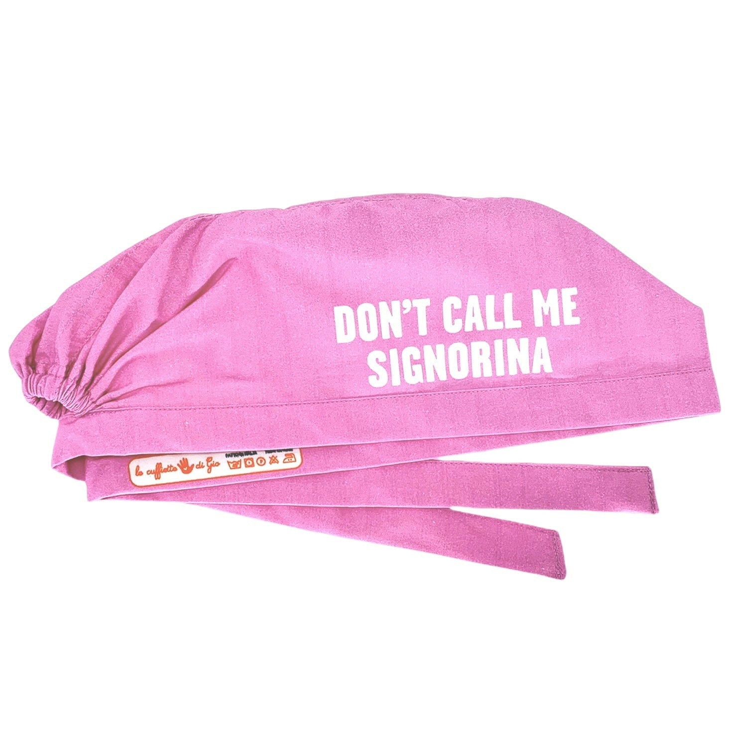 Cuffietta chirurgica tinta unita rosa con la scritta dON?T call me signorina per promuovere la parità di genere sul posto di lavoro in ambito ospedaliero e sanitario
