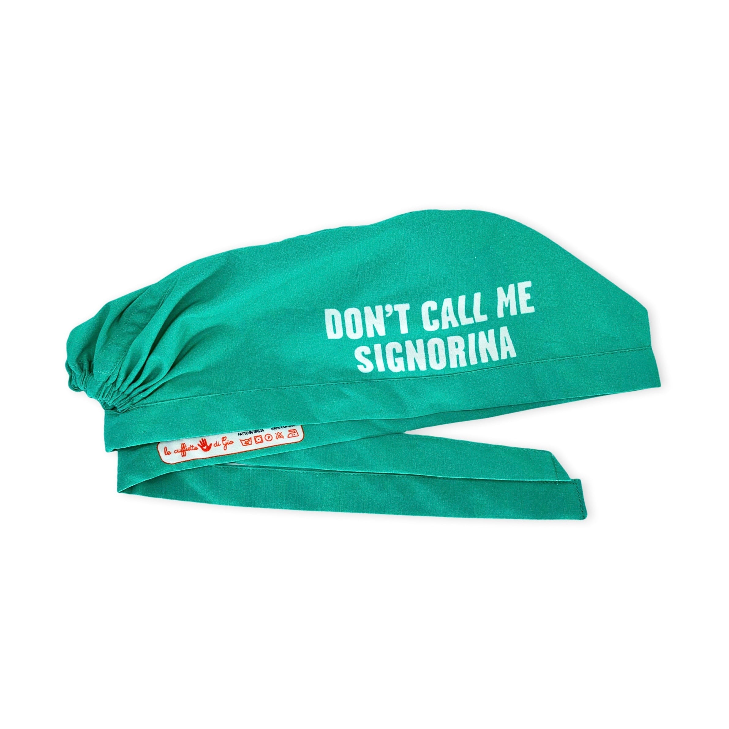 Cuffietta chirurgica tinta unita verde con la scritta dON?T call me signorina per promuovere la parità di genere sul posto di lavoro in ambito ospedaliero e sanitario