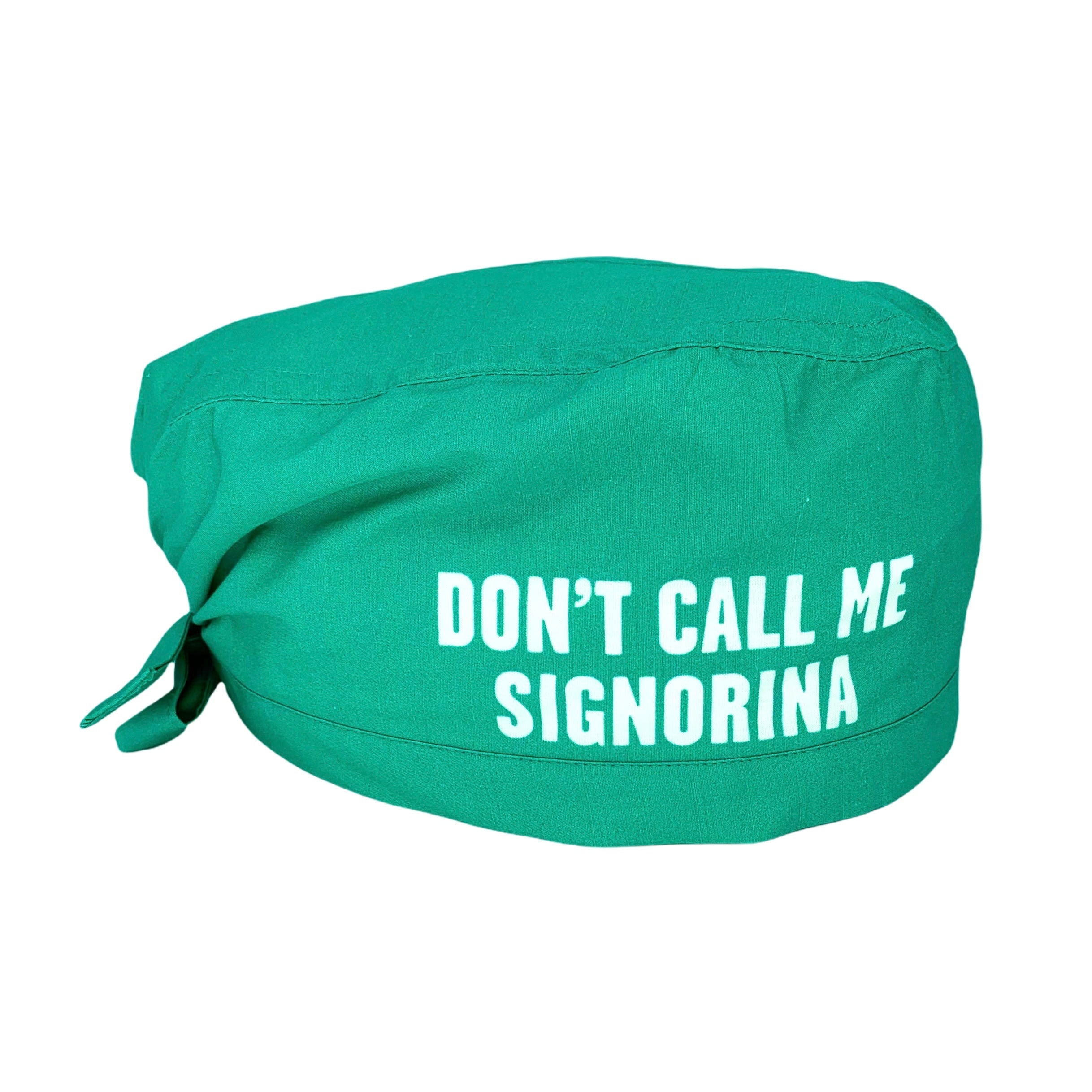 Cuffietta chirurgica tinta unita verde con la scritta dON?T call me signorina per promuovere la parità di genere sul posto di lavoro in ambito ospedaliero e sanitario