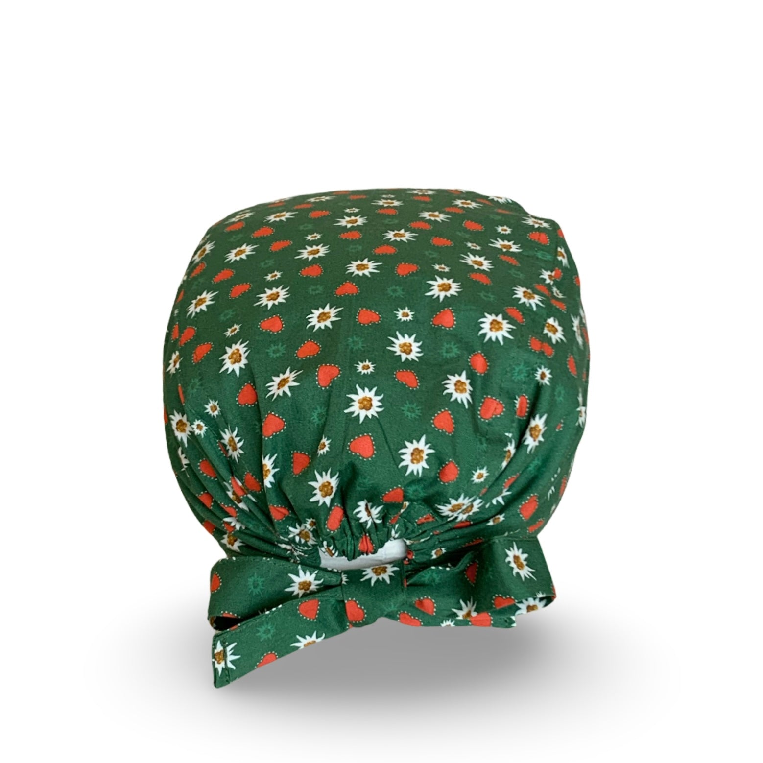 Cuffietta chirurgica a base verde con un pattern di piccole stelle alpine e cuoricini contornati da puntini in pieno stile tirolese