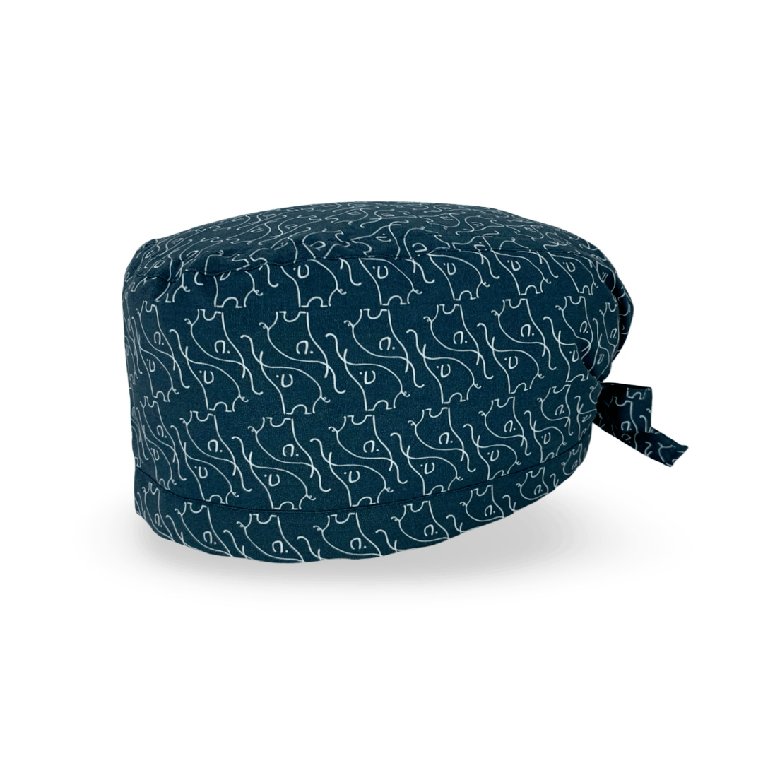 Un pattern raffinato creato da un disegno di Picasso rappresentante un elefante stilizzato, su sfondo blu o magenta.
L'elefante con la proboscide all'insù è simbolo di fortuna, questa cuffia si presta benissimo ad essere un regalo ideale: raffinato e portafortuna.