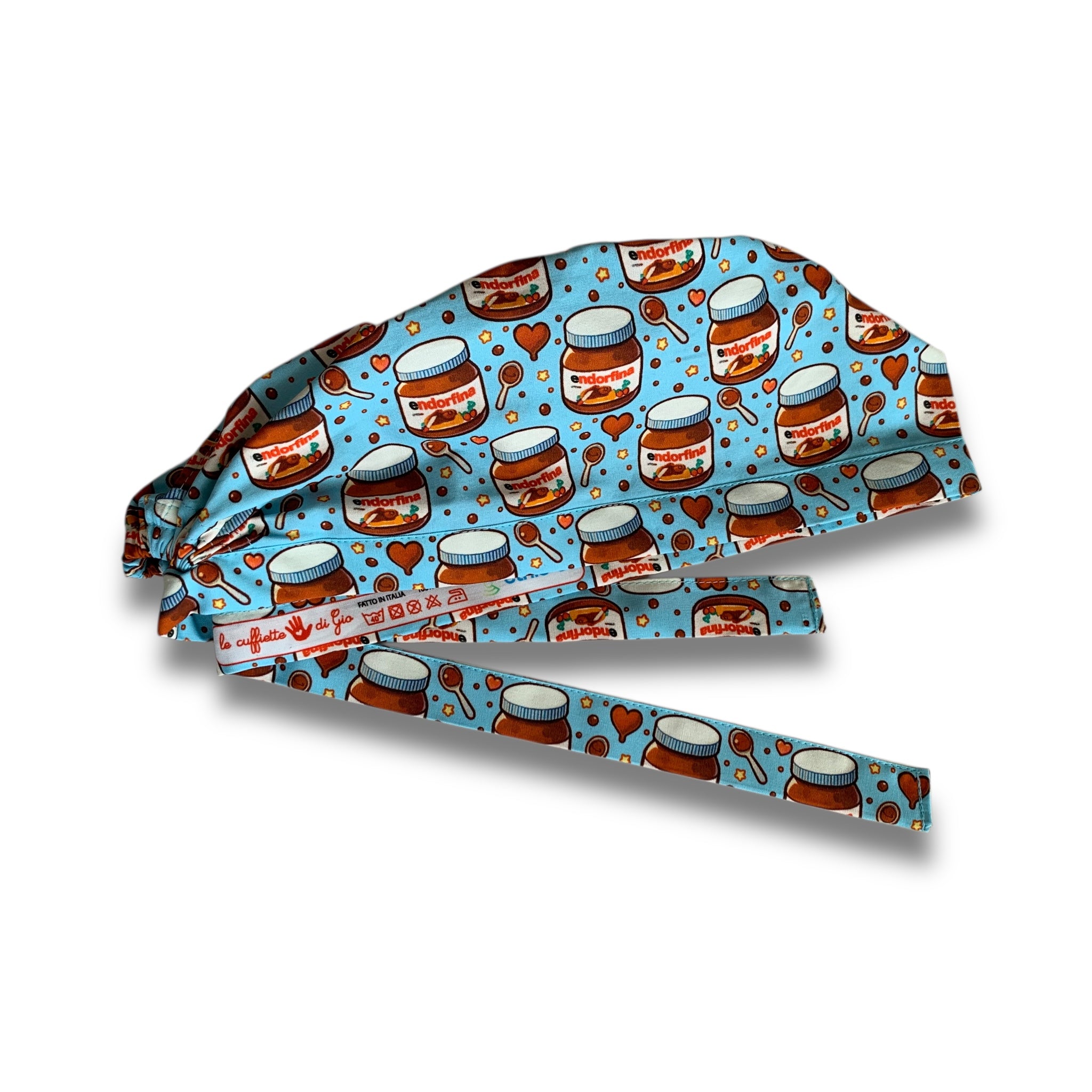 Cuffia chirurgica con barattoli di cioccolato spalmabile su sfondo azzurro e cuoricini di cioccolato, e stelline