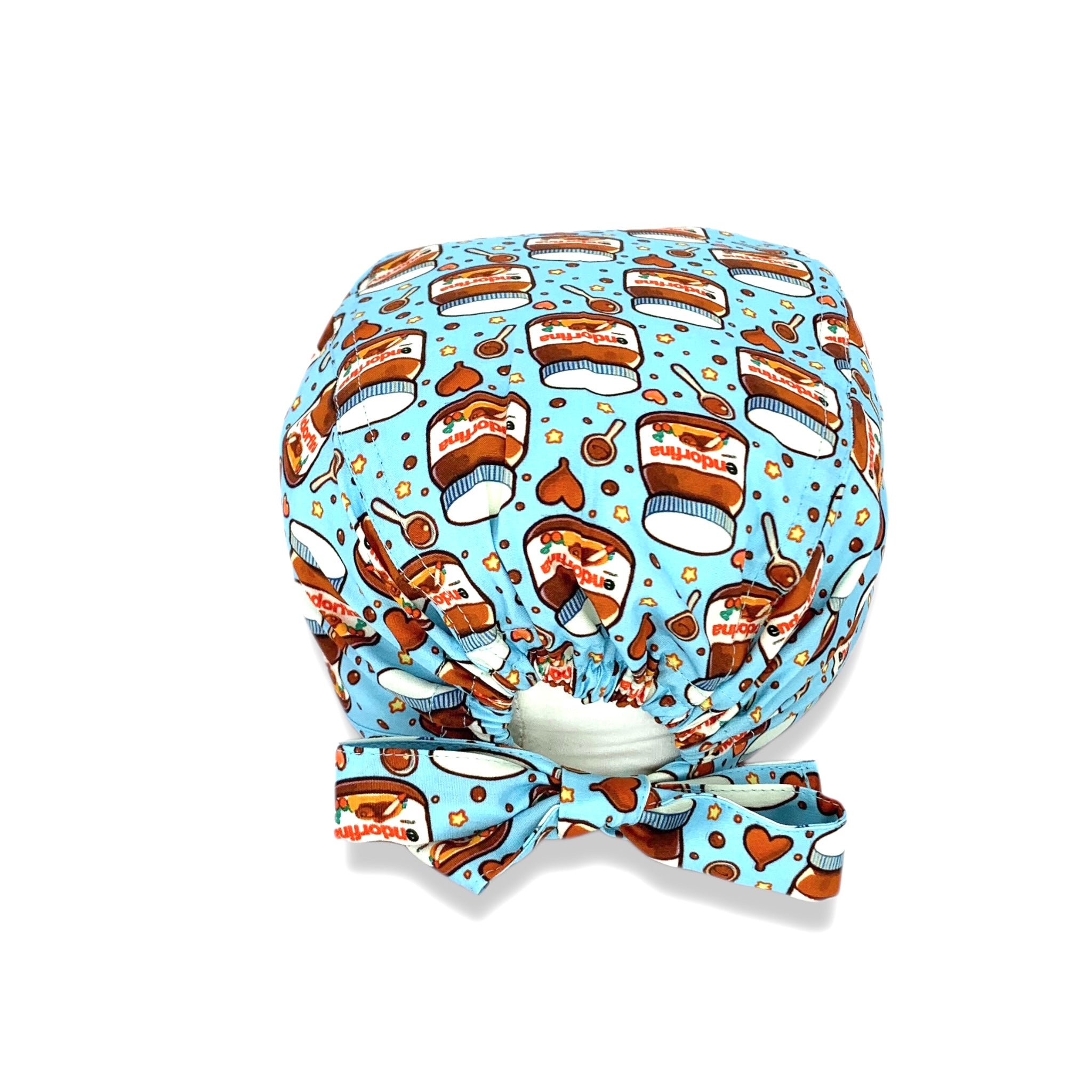 Cuffia chirurgica con barattoli di cioccolato spalmabile su sfondo azzurro e cuoricini di cioccolato, e stelline