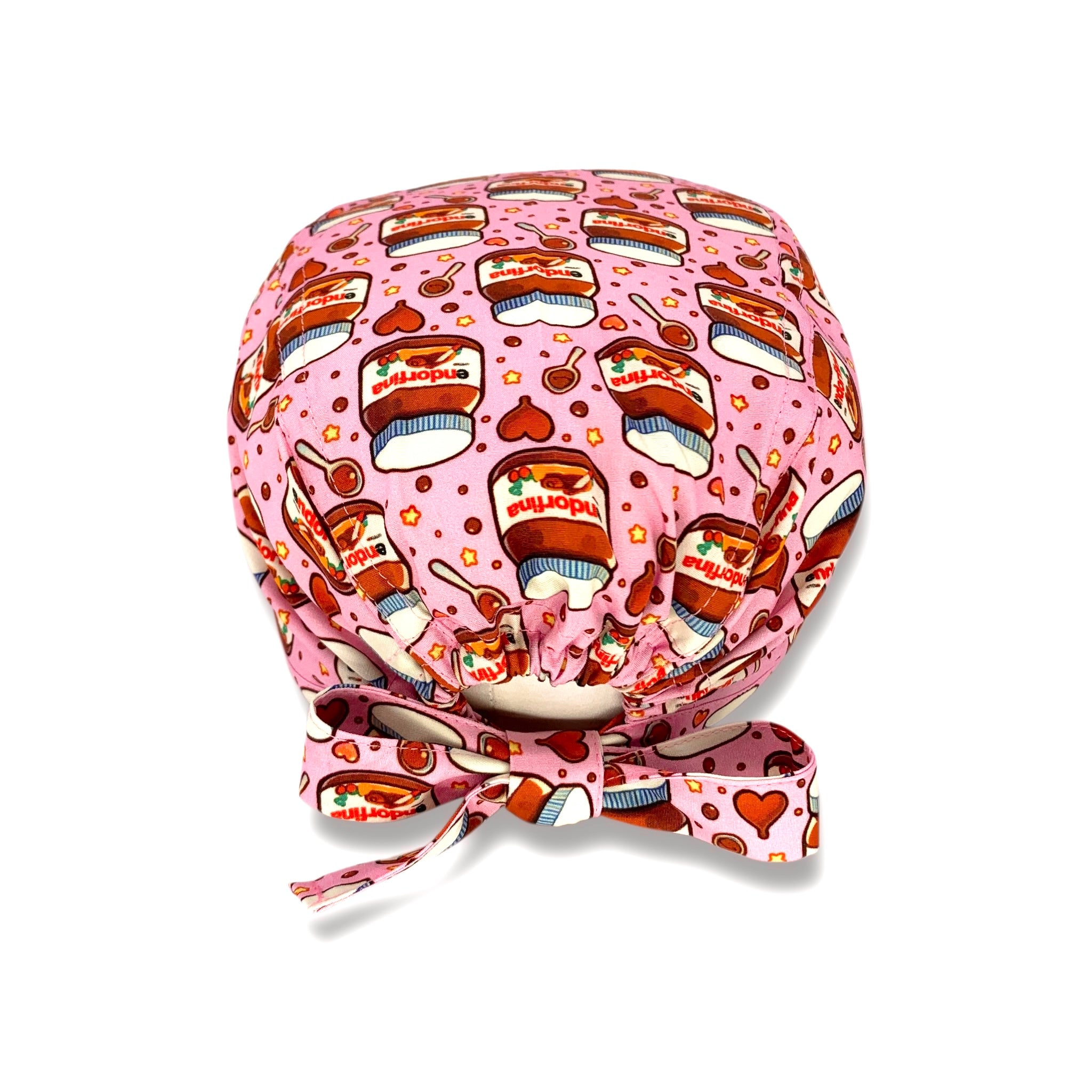 Cuffia chirurgica con barattoli di cioccolato spalmabile su sfondo rosa e cuoricini di cioccolato, e stelline