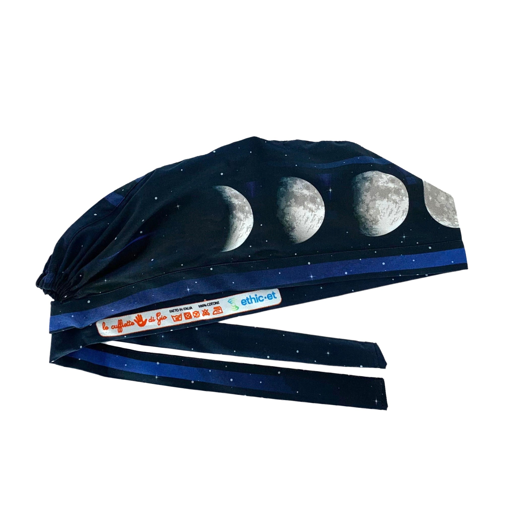 Cuffietta blu scuro con le fe fasi lunari sul cornicione della cuffietta. Una stampa incredibile che fa sembrare la luna tridimensionale. Luna argento