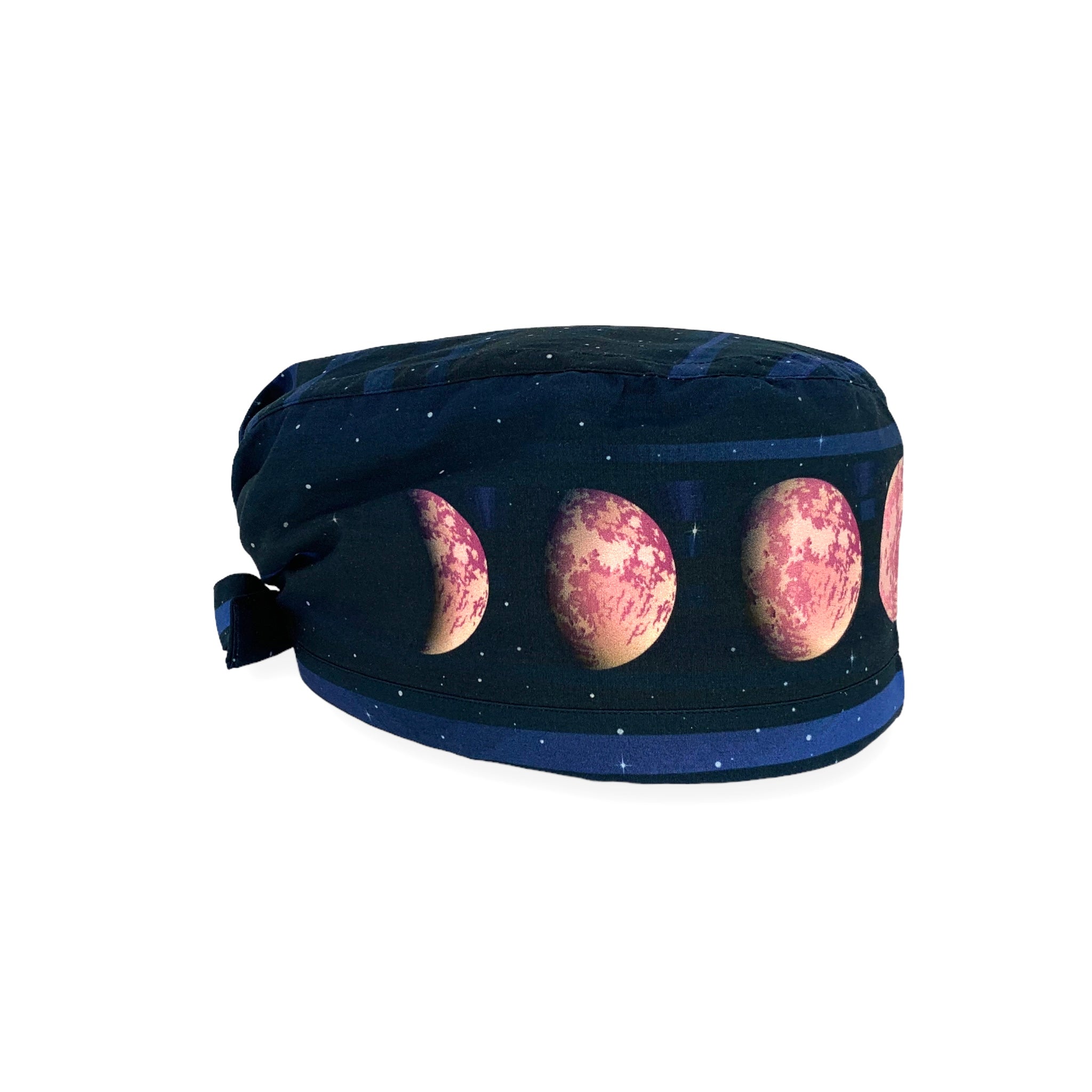 Cuffietta blu scuro con le fe fasi lunari sul cornicione della cuffietta. Una stampa incredibile che fa sembrare la luna tridimensionale. Luna rosa