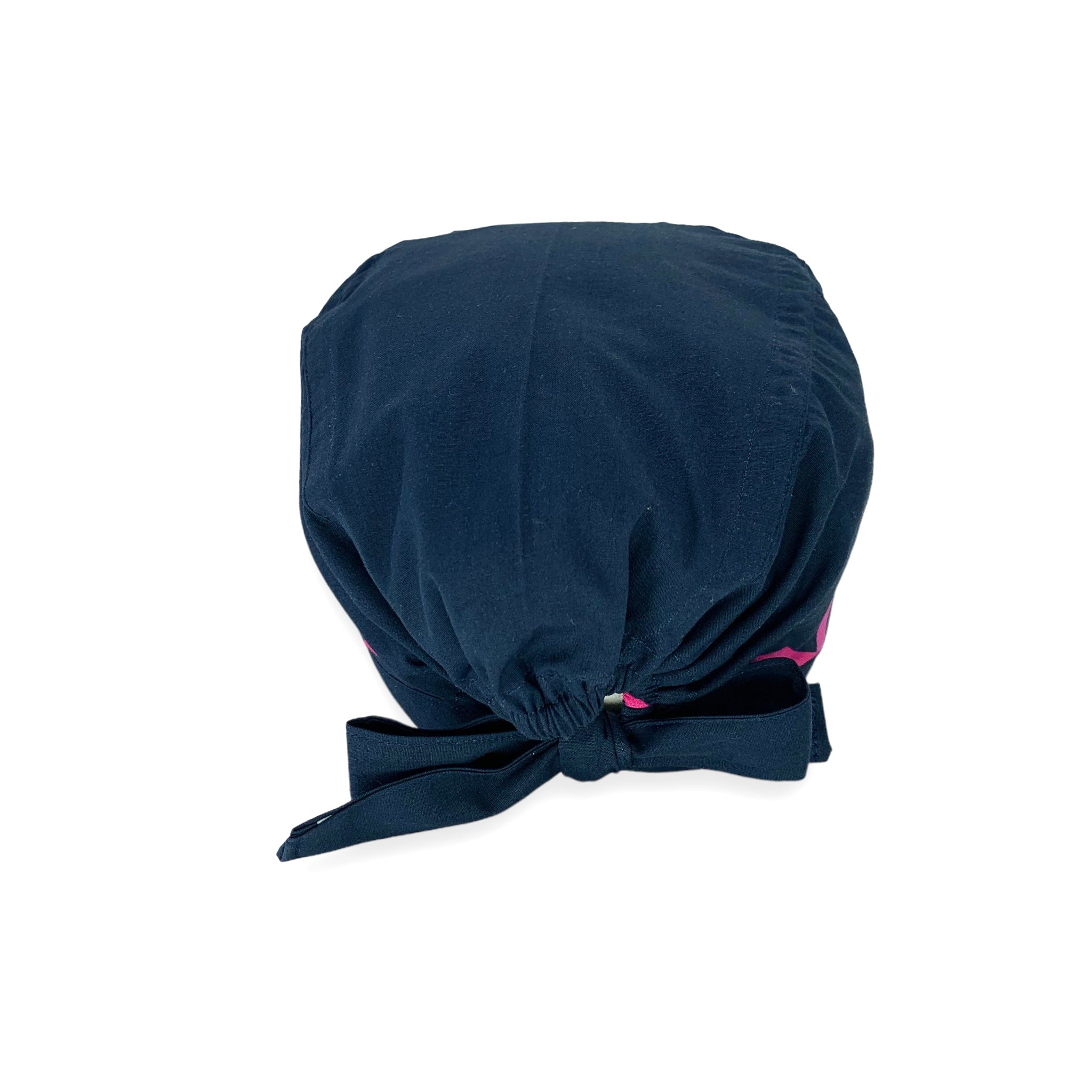 Cuffietta chirurgica blu scuro con fiocco rosa su entrambi i lati, simbolo di lotta e impegno contro il cancro al seno