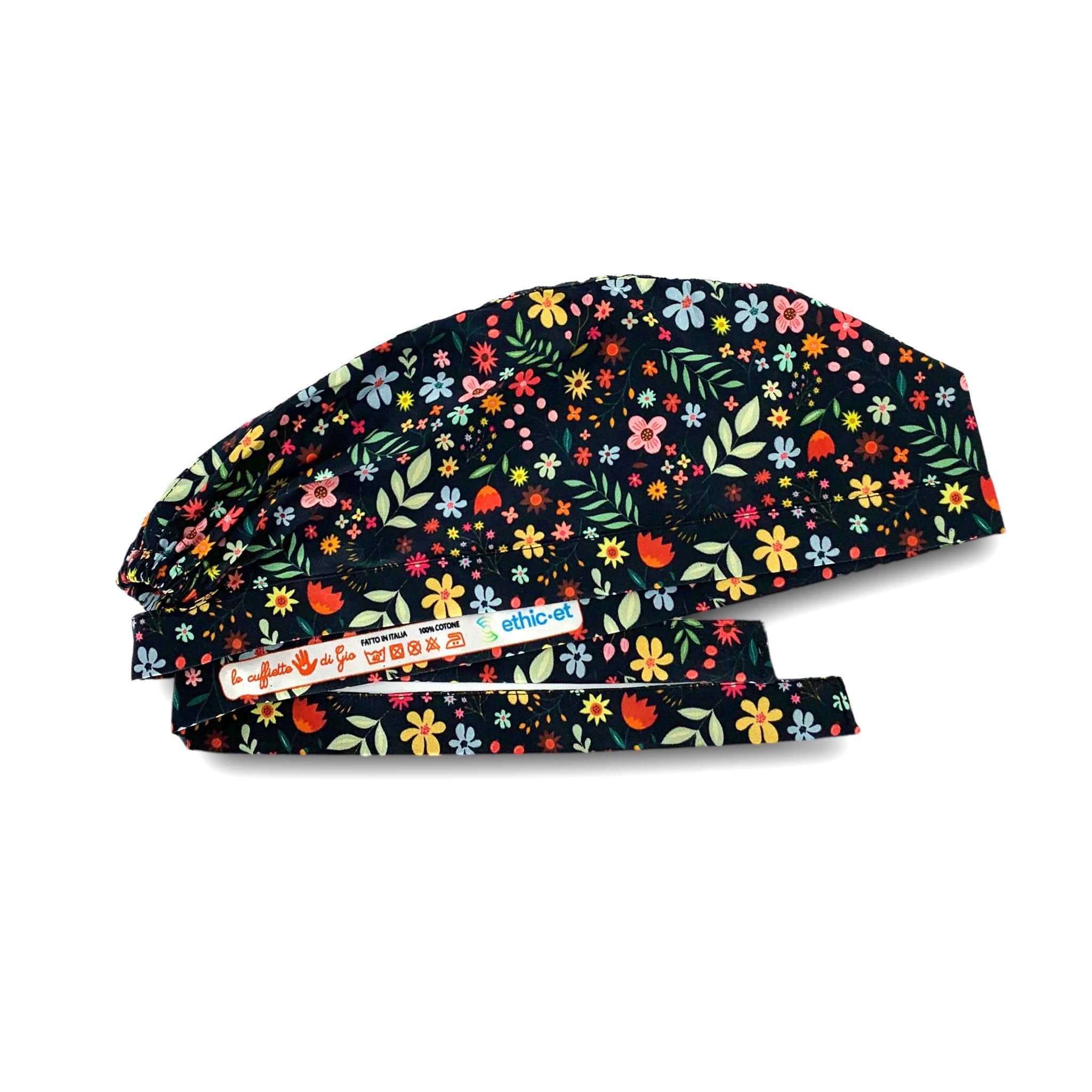 Cuffietta chirurgica con fiori nelle calde tonalità di rossi e gialli che si mescolano a foglie delicate, fiorellini rosa e azzurri per ricordare colori e profumi delle campagne. Sfondo nero