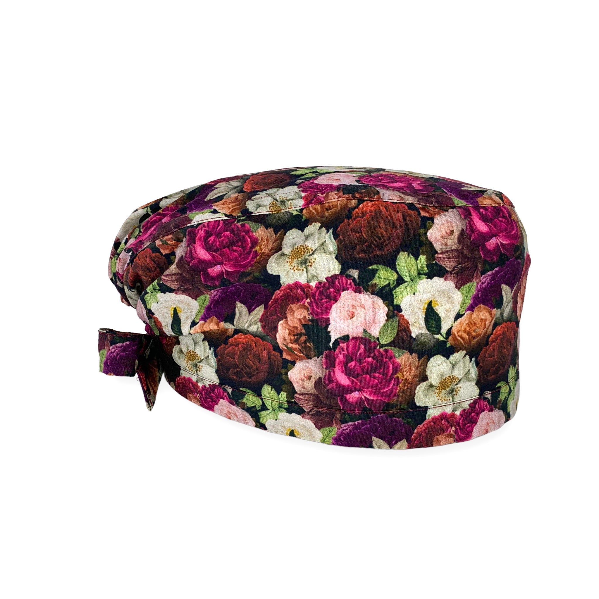 Cuffietta chirurgica con pattern di fiori dipinti ad acquerello nelle calde tonalità dei bordeaux, che ricordano le atmosfere vittoriane