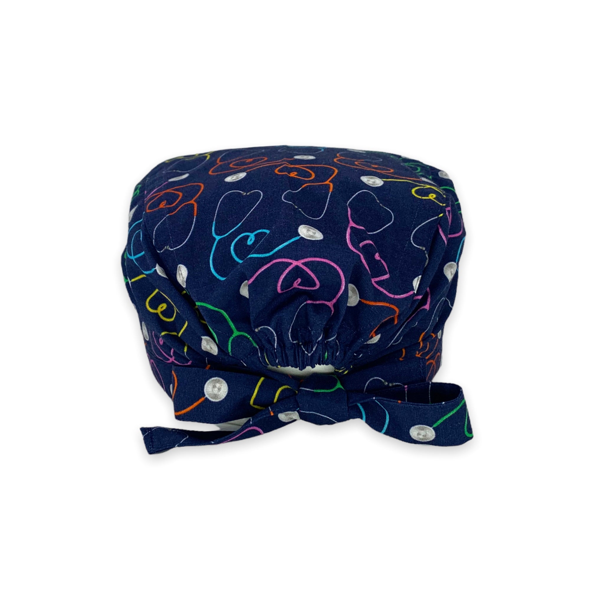 Cuffietta chirurgica con fonendoscopi colorati che formano un cuore, a testimonianza dell’amore per la professione medica.