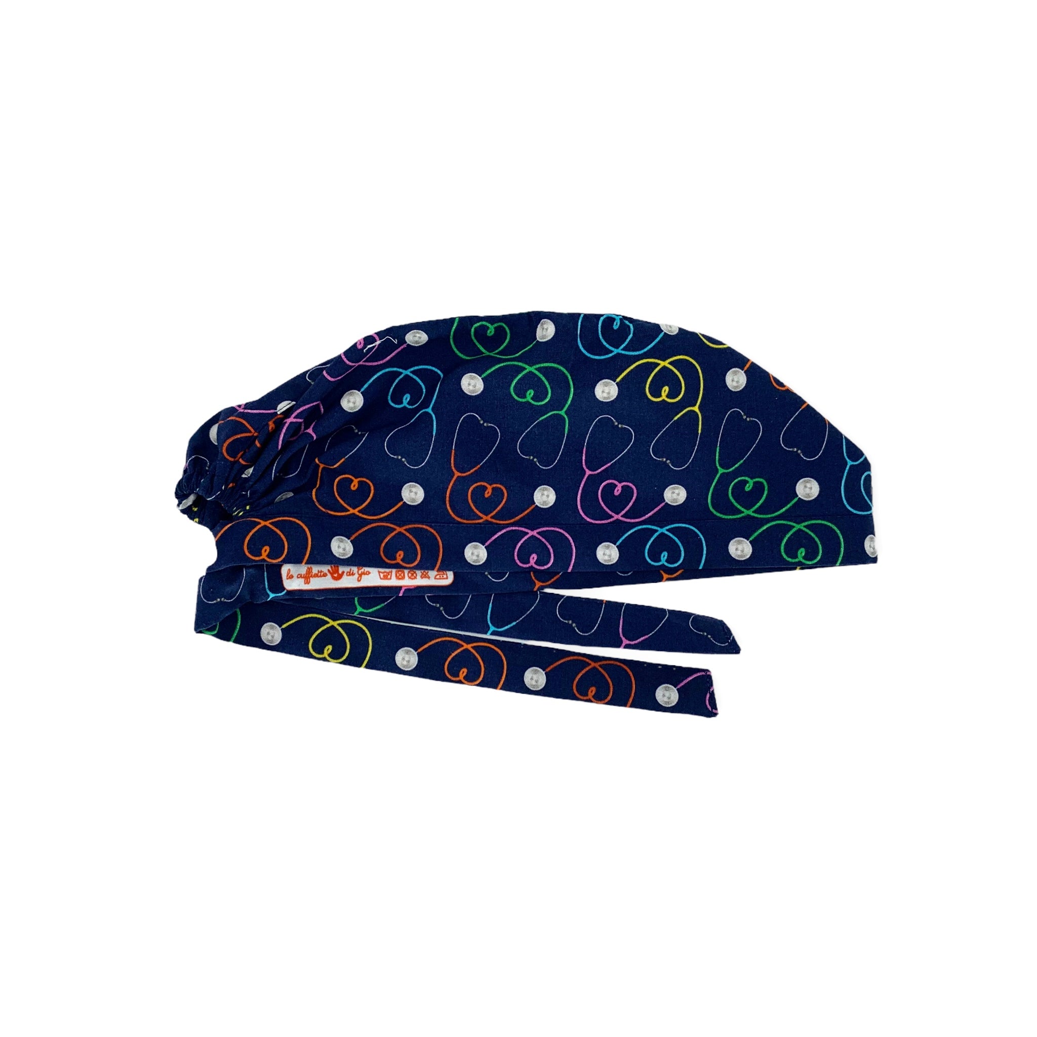 Cuffietta chirurgica con fonendoscopi colorati che formano un cuore, a testimonianza dell’amore per la professione medica.