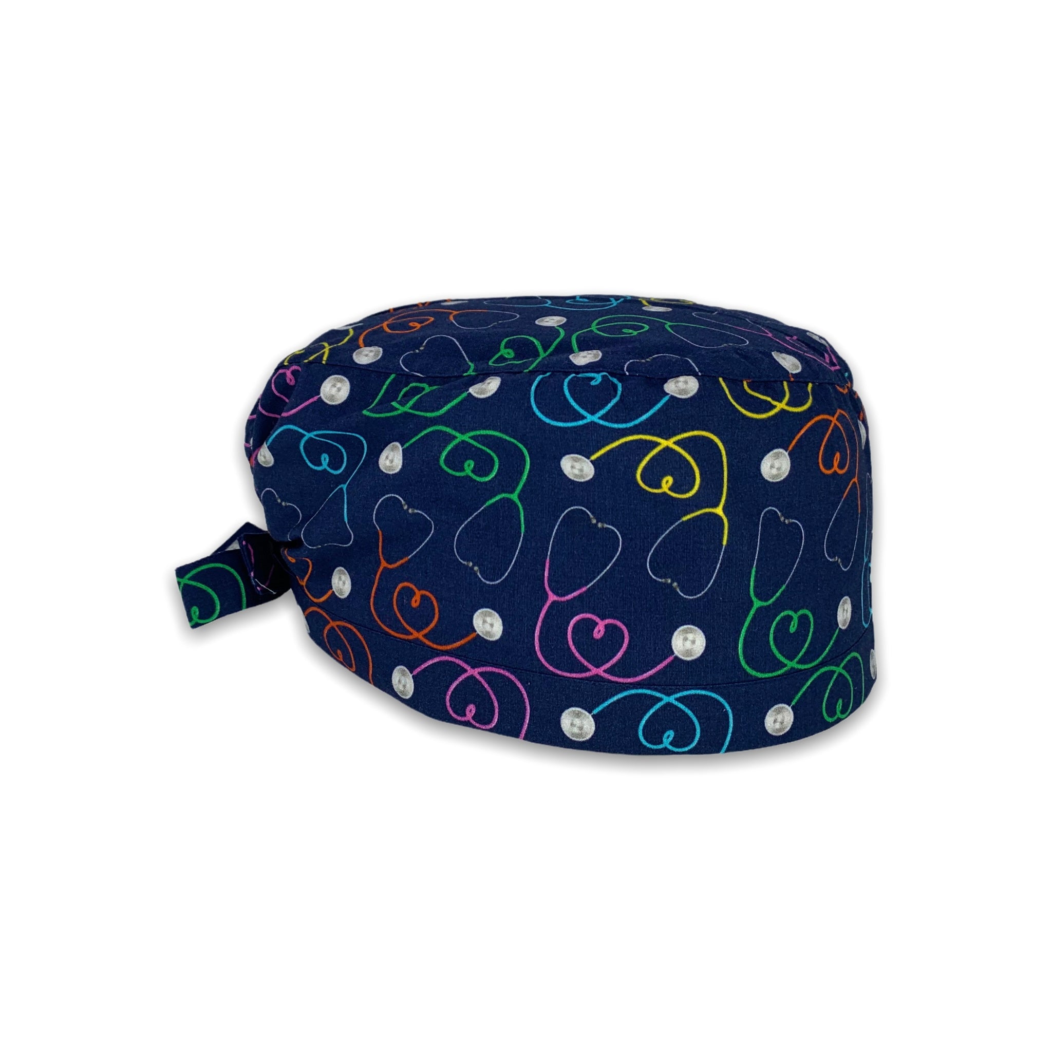 Cuffietta chirurgica con fonendoscopi colorati che formano un cuore, a testimonianza dell’amore per la professione medica.