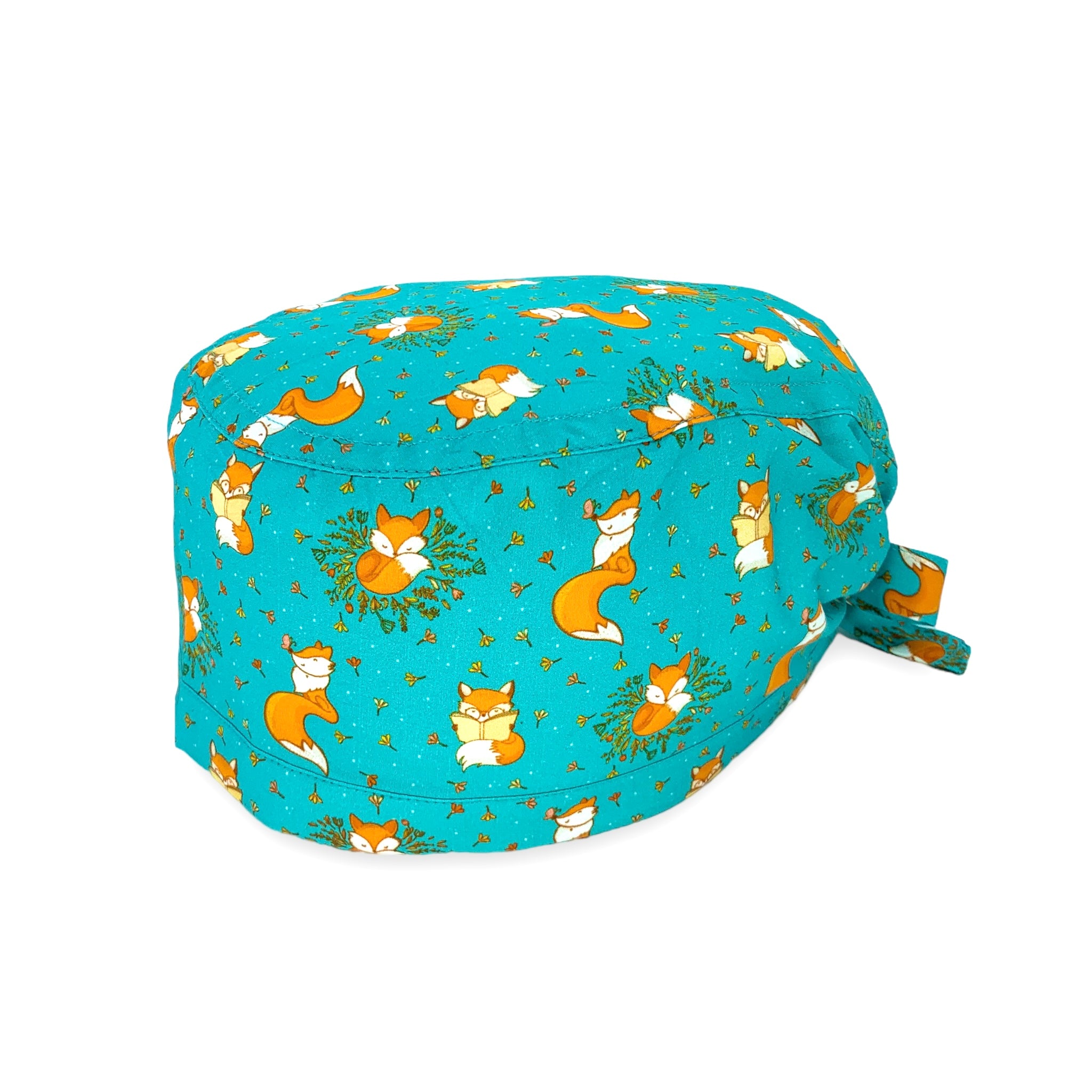 Cuffietta chirurgica con delicatissime piccole volpi arancioni e fiorellini e foglie in nuance su sfondo verde acqua per un contrasto raffinato, un tocco di classe assicurato!