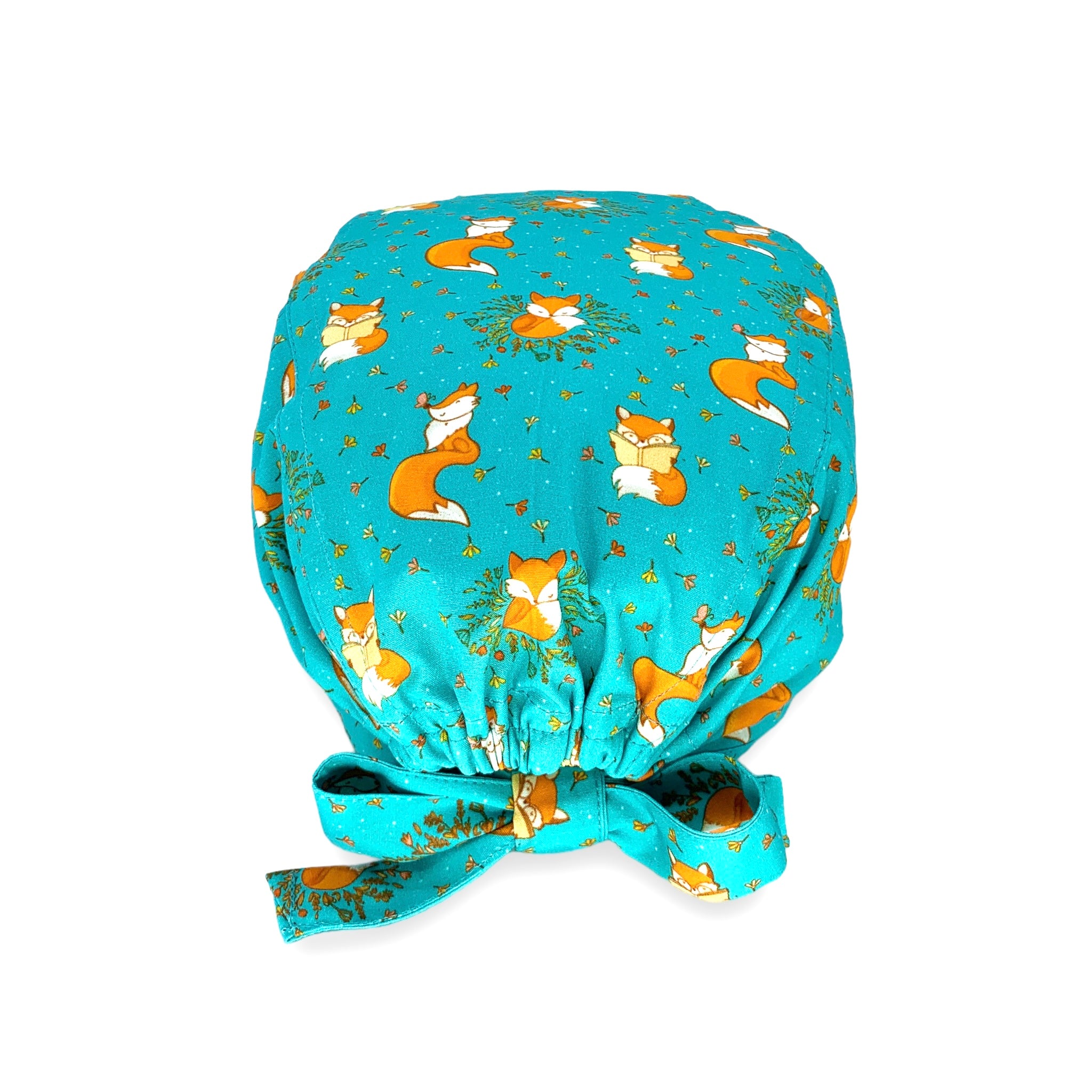 Cuffietta chirurgica con delicatissime piccole volpi arancioni e fiorellini e foglie in nuance su sfondo verde acqua per un contrasto raffinato, un tocco di classe assicurato!