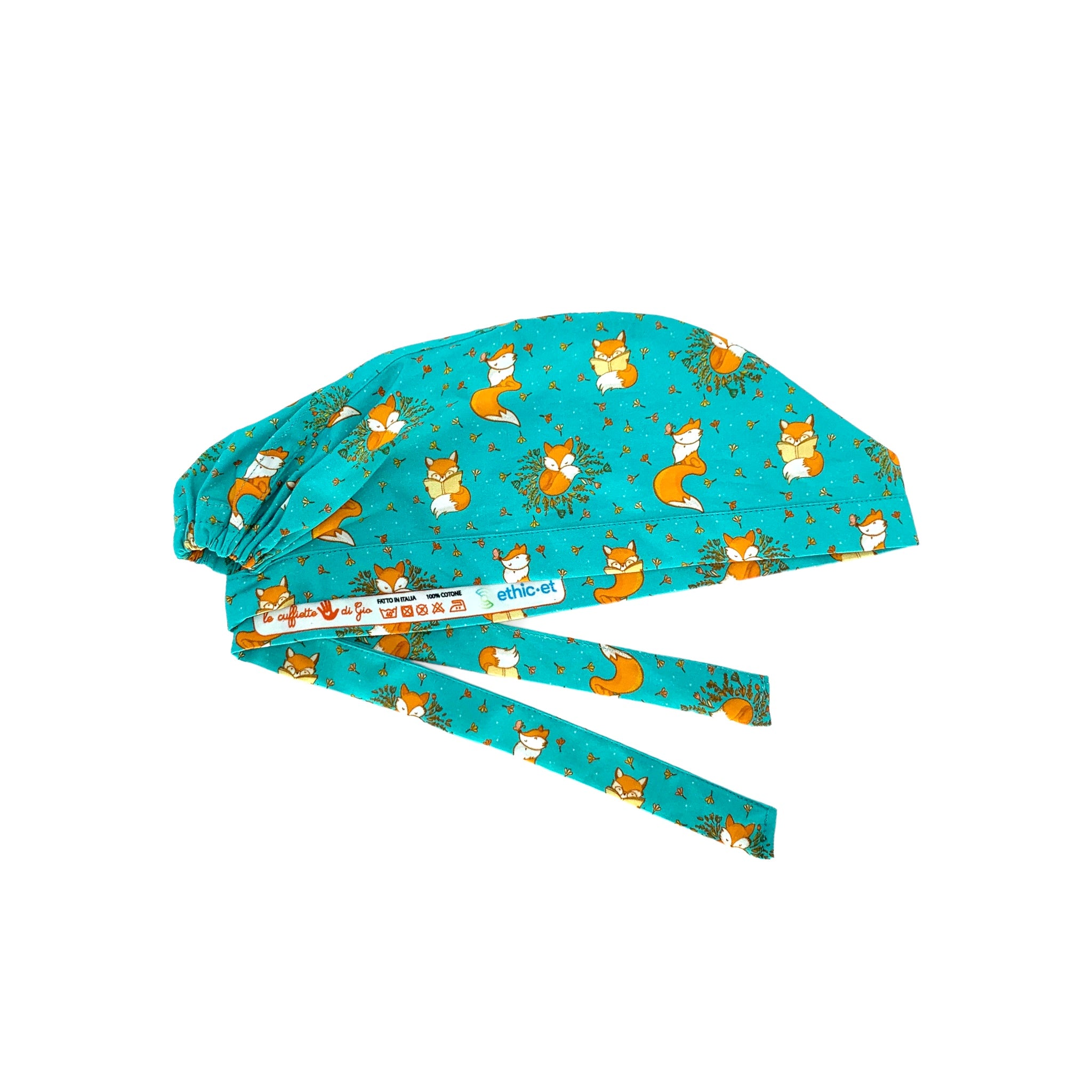 Cuffietta chirurgica con delicatissime piccole volpi arancioni e fiorellini e foglie in nuance su sfondo verde acqua per un contrasto raffinato, un tocco di classe assicurato!