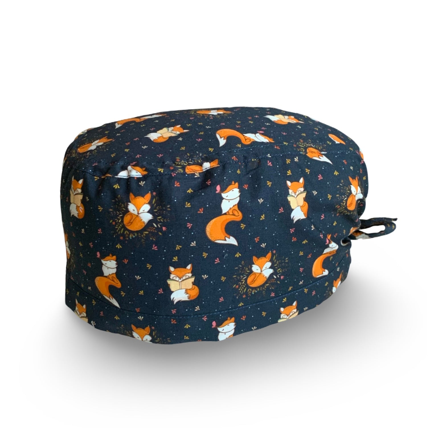 Delicatissime piccole volpi con fiorellini e foglie in nuance su sfondo blu scuro per un contrasto raffinato, un tocco di classe assicurato!