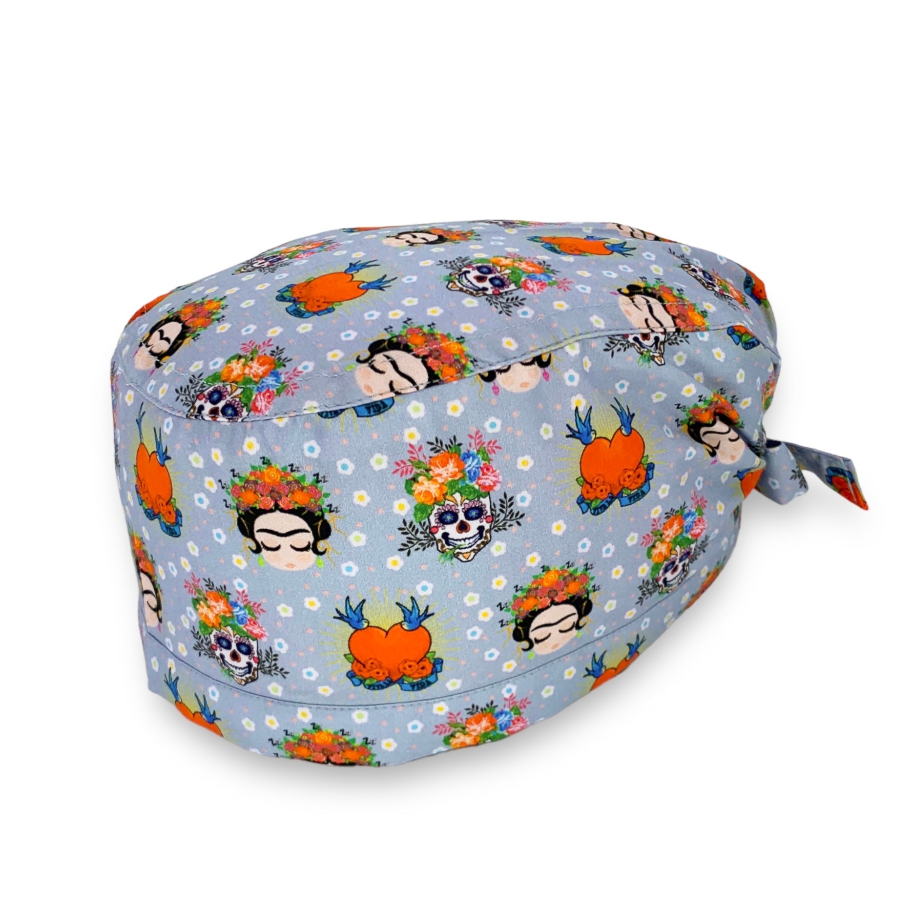 Cuffietta medica che rappresenta un volto iconico della storia dell'arte e della cultura mondiale, quello di Frida Khalo e alcuni simboli che rappresentano la sua storia, il teschio e la frase "Viva la Vida"