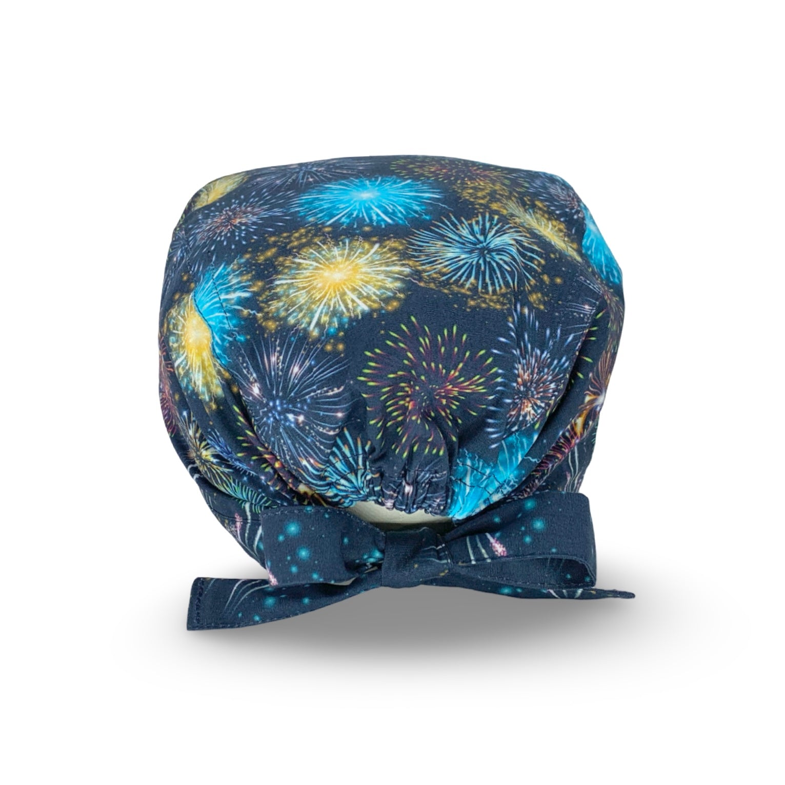 La cuffietta chirurgica indossata da Amelia Shepherd in Grey's Anatomy: un'esplosione di fuochi d'artificio su base blu, coloratissima ed elegante.