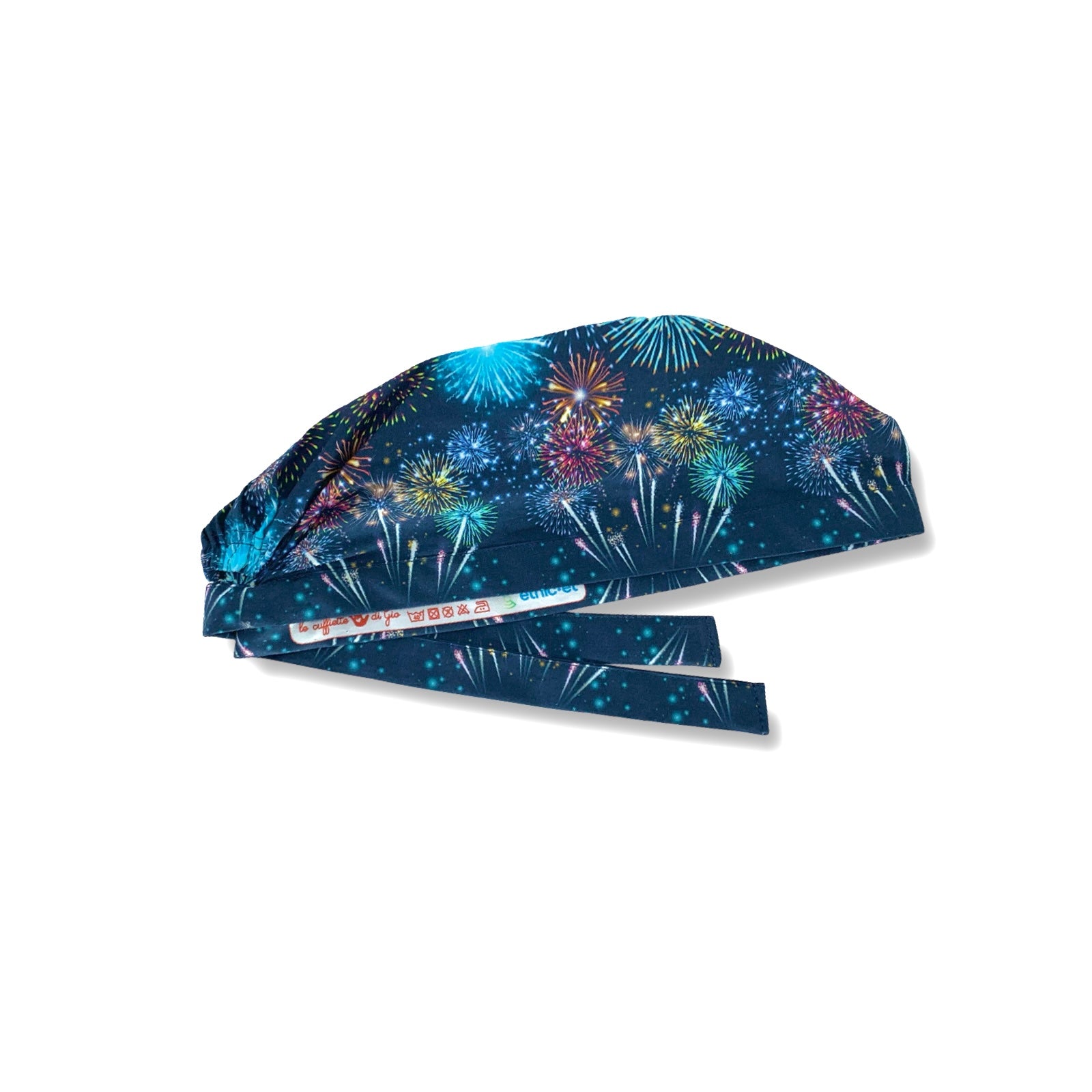 La cuffietta chirurgica indossata da Amelia Shepherd in Grey's Anatomy: un'esplosione di fuochi d'artificio su base blu, coloratissima ed elegante.