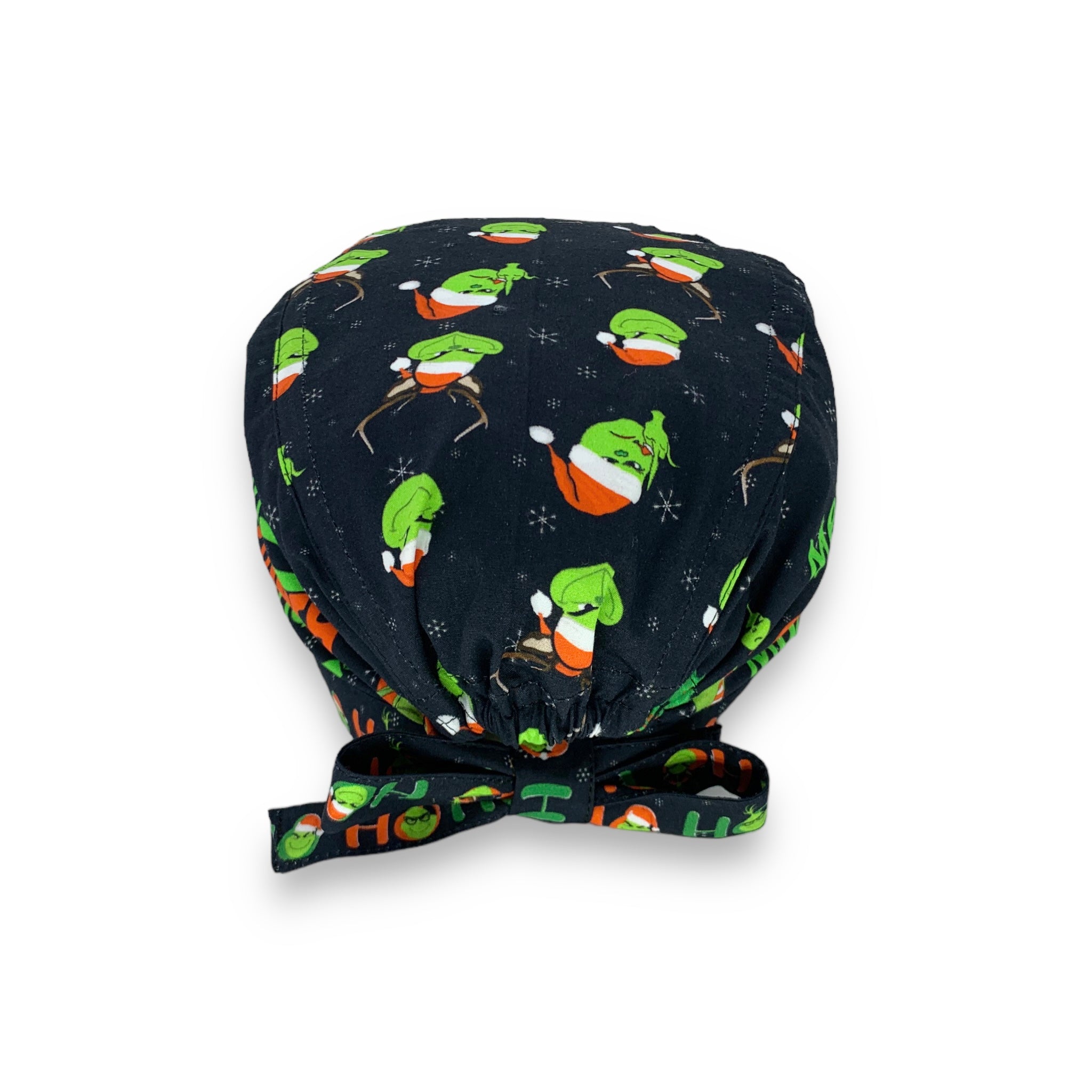 Cuffietta chirurgica con sfondo nero e diverse immagini del Grinch in diverse pose con viso arrabbiato perché è Natale