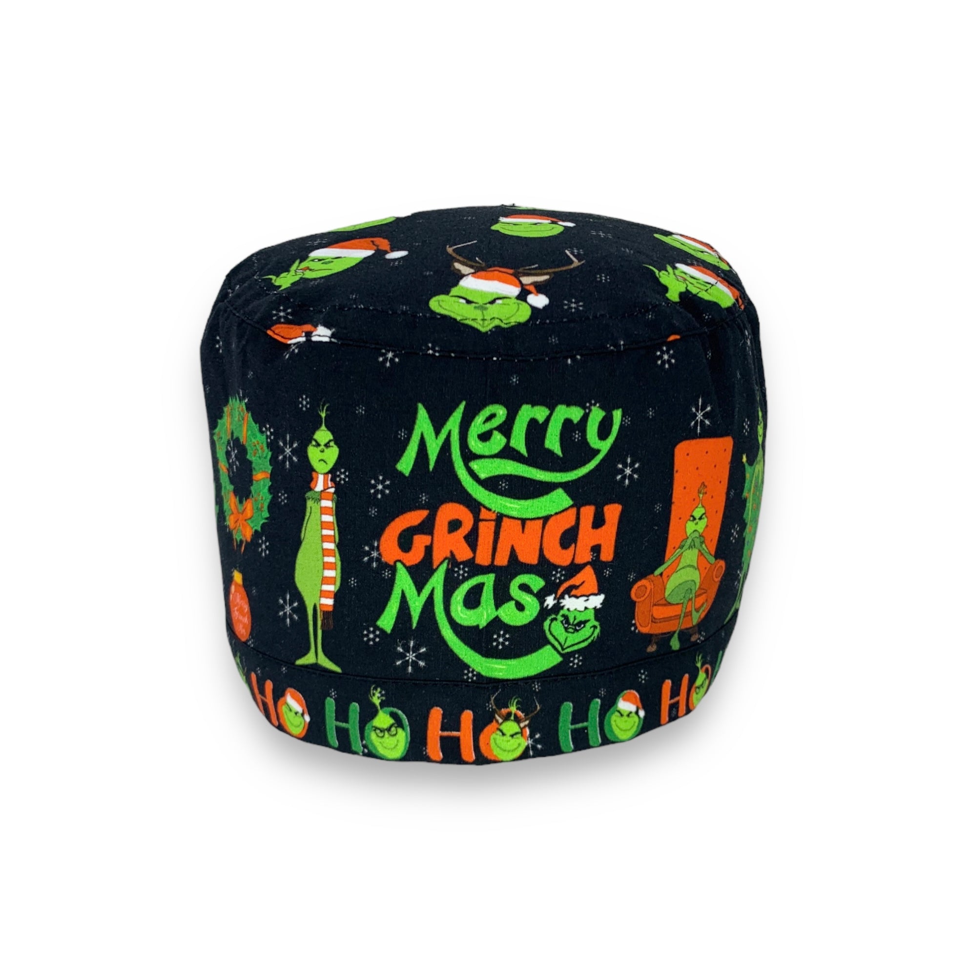 Cuffietta chirurgica con sfondo nero e diverse immagini del Grinch in diverse pose con viso arrabbiato perché è Natale