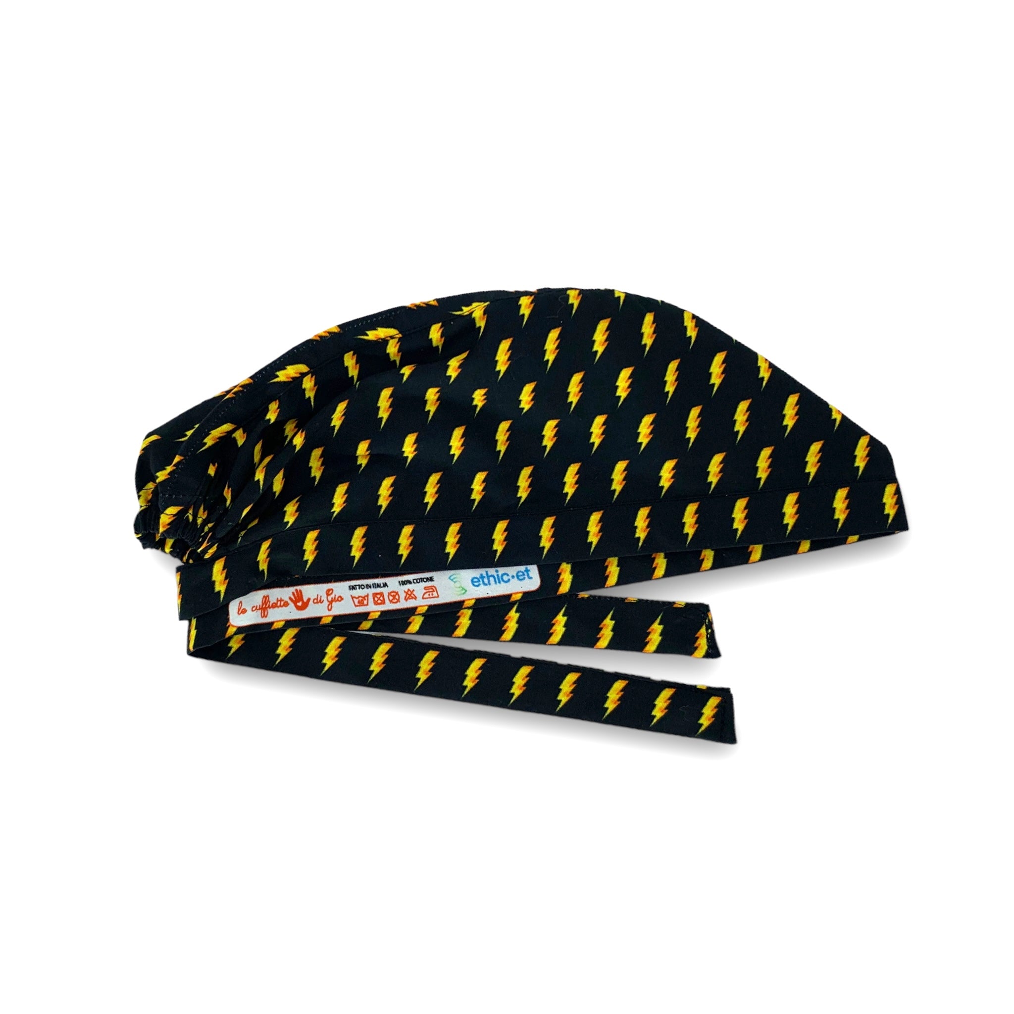 Cuffietta chirurgica con un design semplice e di effetto: tante piccole saette dorate su sfondo nero. Ideale per le giornate infuocate!