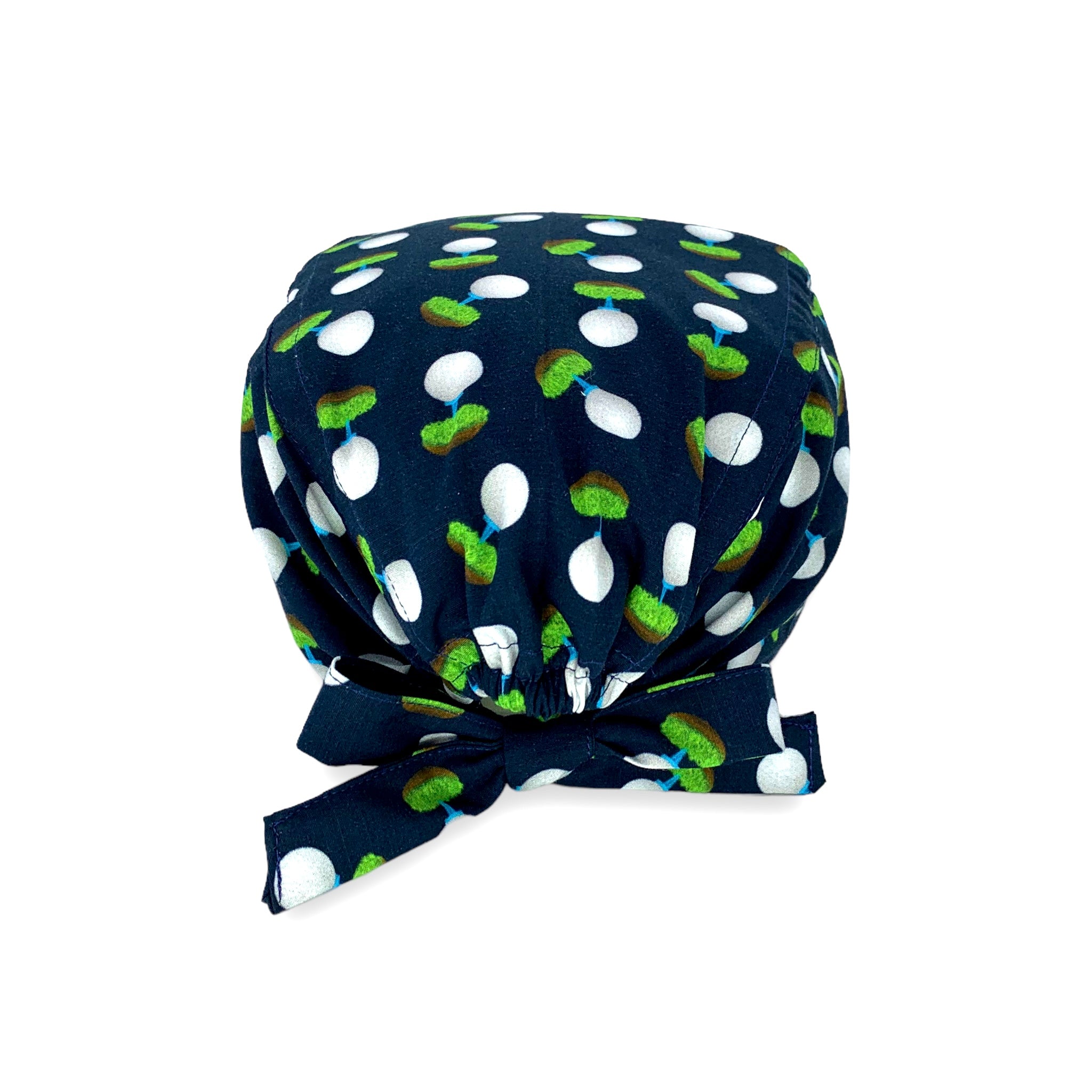 Cuffietta chirurgica con colori classici per gli appassionati del golf: sfondo blu sul quale si stagliano piccoli tee su altrettanto piccole zolle di erba verde brillante. E naturalmente in cima ad ogni tee c'è la sua pallina con le classiche rugosità.