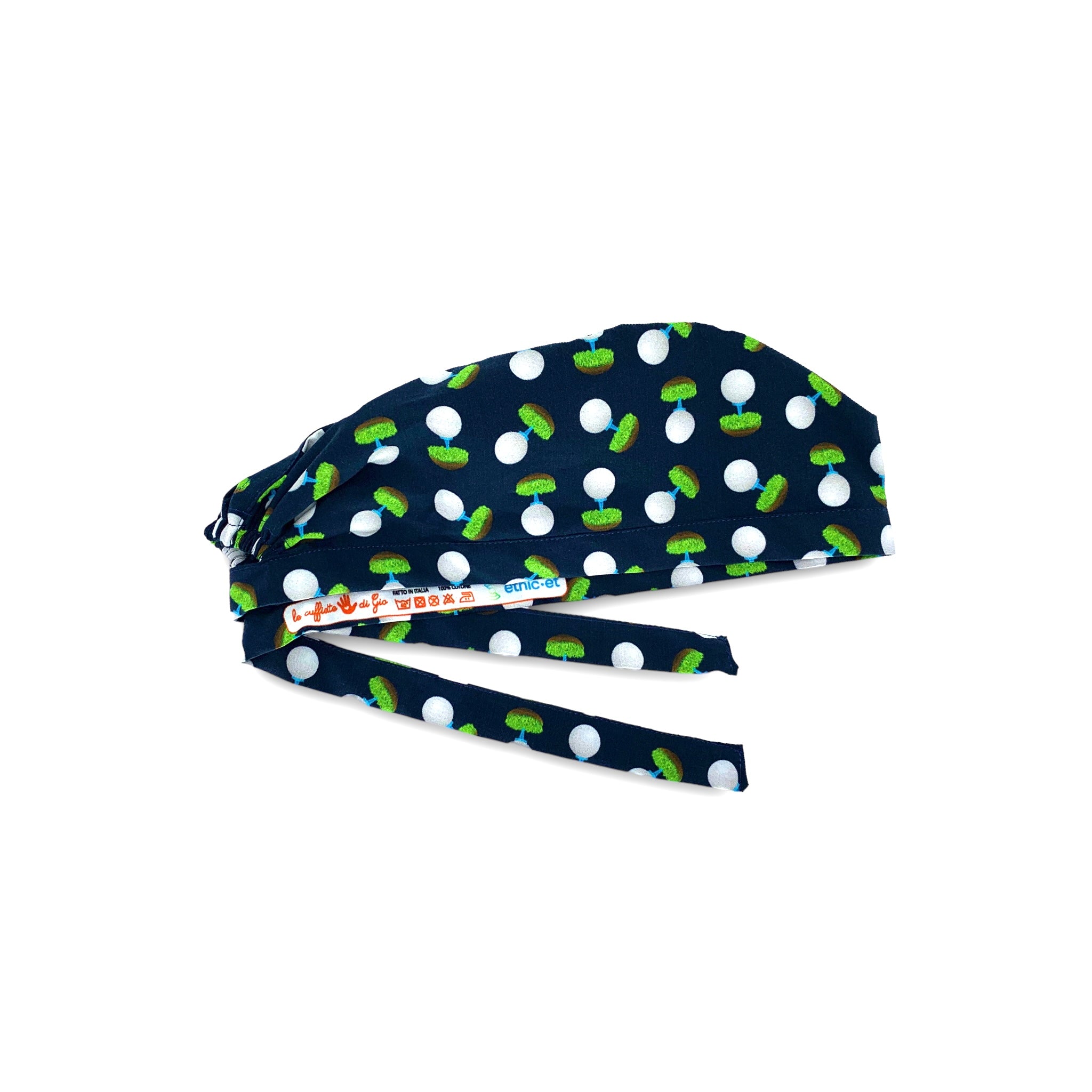 Cuffietta chirurgica con colori classici per gli appassionati del golf: sfondo blu sul quale si stagliano piccoli tee su altrettanto piccole zolle di erba verde brillante. E naturalmente in cima ad ogni tee c'è la sua pallina con le classiche rugosità.