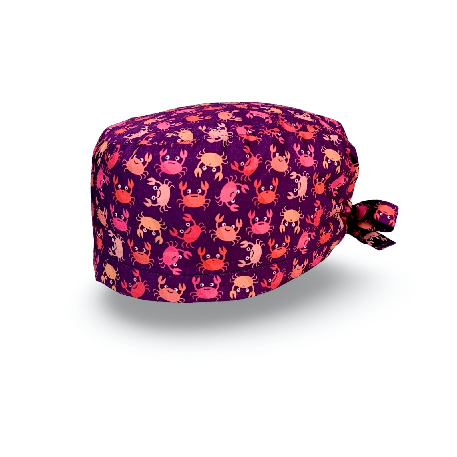 Una cuffia chirurgica simpatica ed elegante al tempo stesso, con una miriade di granchietti colorati tono su tono rispetto alla base viola