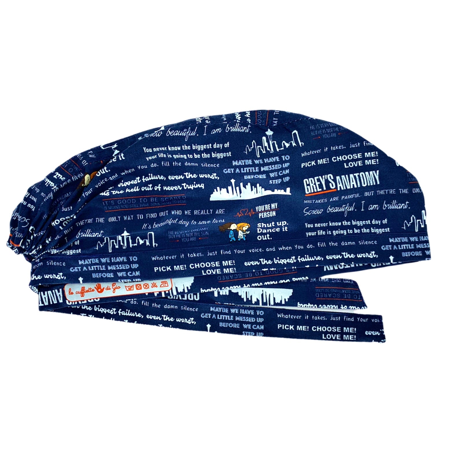 Cuffietta chirurgica con alcune fra le citazioni più conosciute di Grey's Anatomy, lo skyline di seattle e un piccolo cartoon di Meredith e Cristina. Sfondo blu