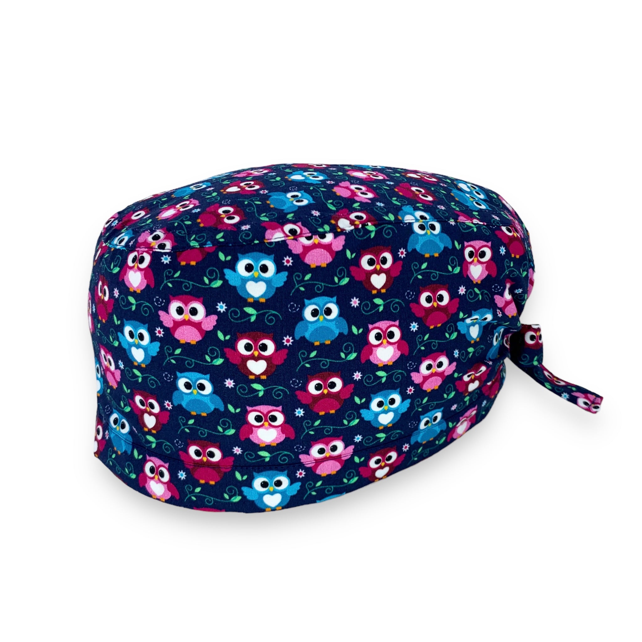 Una fantasia simpatica, allegra ma sobria al tempo stesso grazie allo sfondo blu e all'abbinamento di colori che si abbinano bene a molte divise mediche, adattandosi perfettamente sia ad un pubblico femminile che maschile.