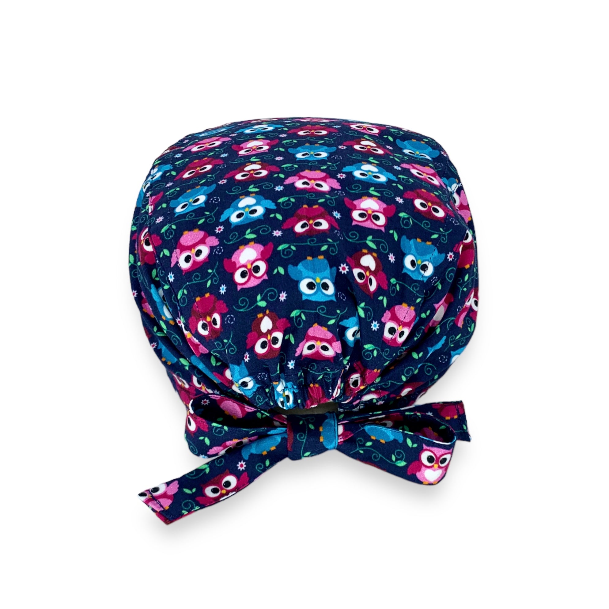 Una fantasia simpatica, allegra ma sobria al tempo stesso grazie allo sfondo blu e all'abbinamento di colori che si abbinano bene a molte divise mediche, adattandosi perfettamente sia ad un pubblico femminile che maschile.