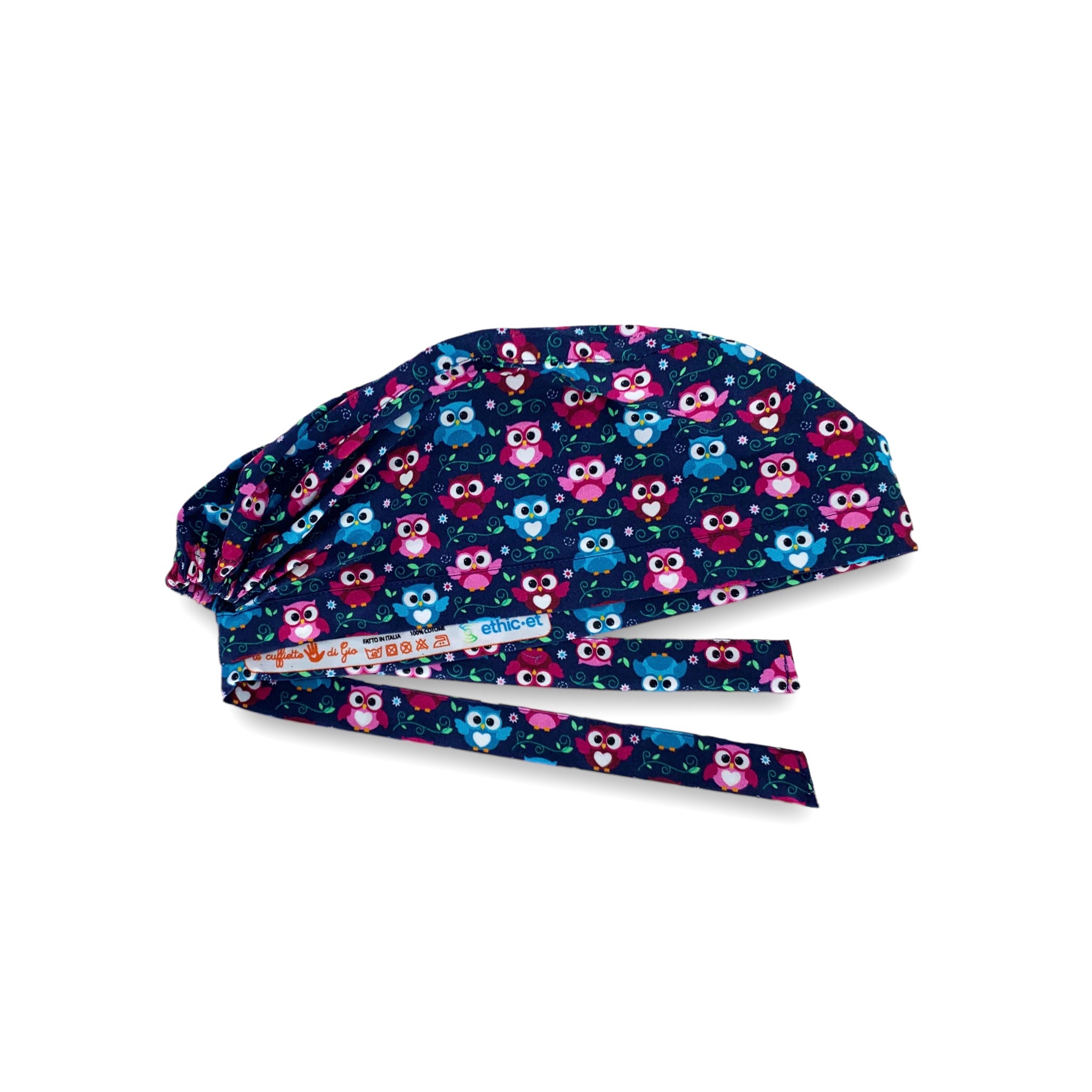 Una fantasia simpatica, allegra ma sobria al tempo stesso grazie allo sfondo blu e all'abbinamento di colori che si abbinano bene a molte divise mediche, adattandosi perfettamente sia ad un pubblico femminile che maschile.