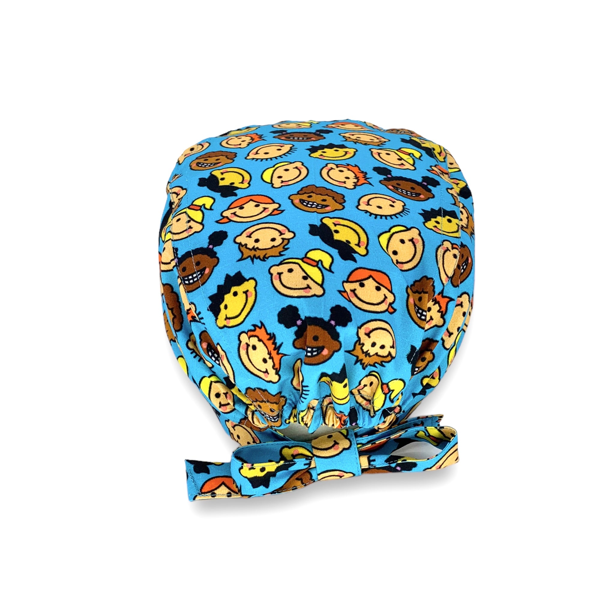 Volti di bambini stilizzati in versione cartoon per rappresentare i diversi colore della pelle e l'unicità di ciascuna di esse; il tratto comune di questi bambini così diversi è il sorriso; sfondo azzurro intenso