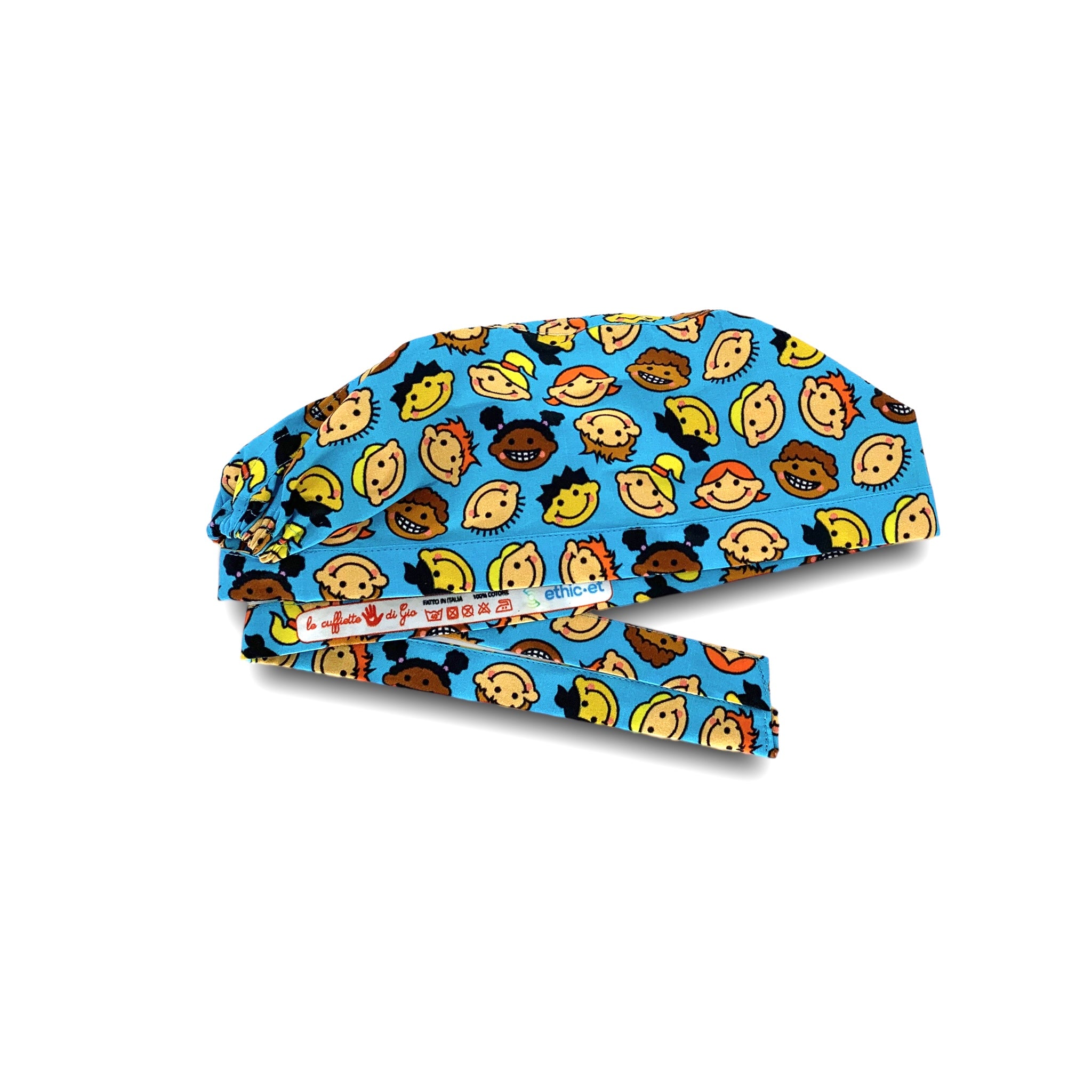 Volti di bambini stilizzati in versione cartoon per rappresentare i diversi colore della pelle e l'unicità di ciascuna di esse; il tratto comune di questi bambini così diversi è il sorriso; sfondo azzurro intenso