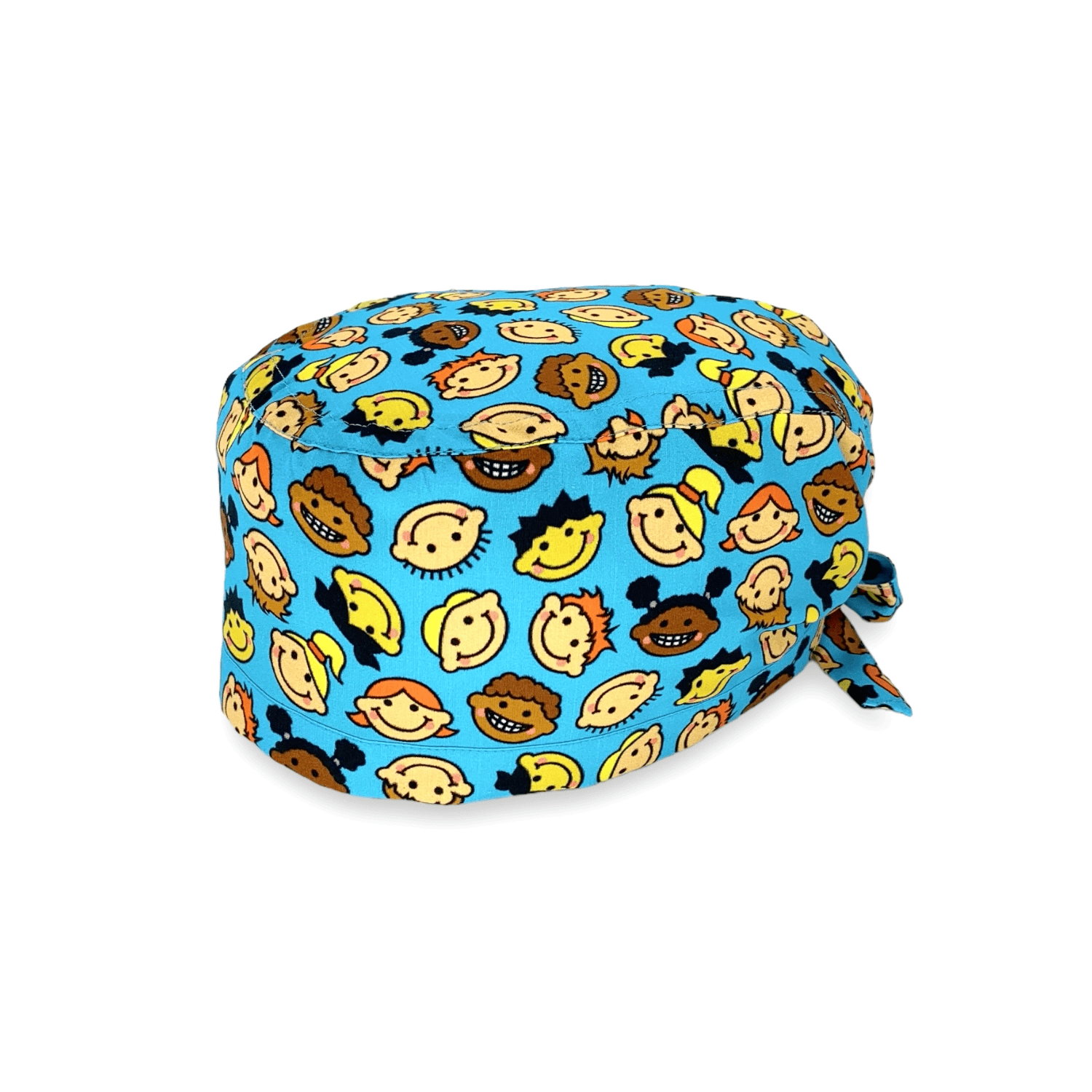 Volti di bambini stilizzati in versione cartoon per rappresentare i diversi colore della pelle e l'unicità di ciascuna di esse; il tratto comune di questi bambini così diversi è il sorriso; sfondo azzurro intenso o rosa