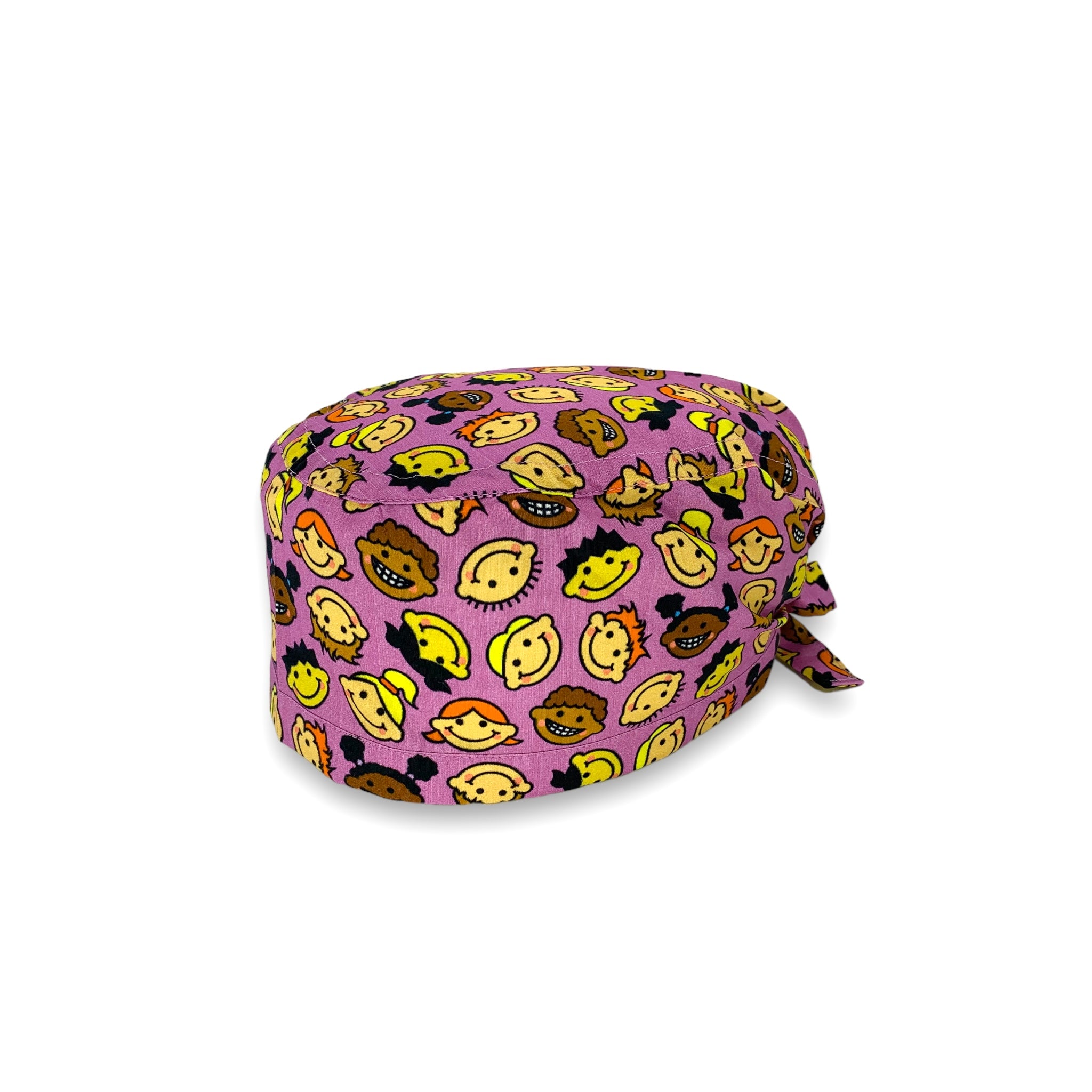 Volti di bambini stilizzati in versione cartoon per rappresentare i diversi colore della pelle e l'unicità di ciascuna di esse; il tratto comune di questi bambini così diversi è il sorriso; sfondo rosa scuro