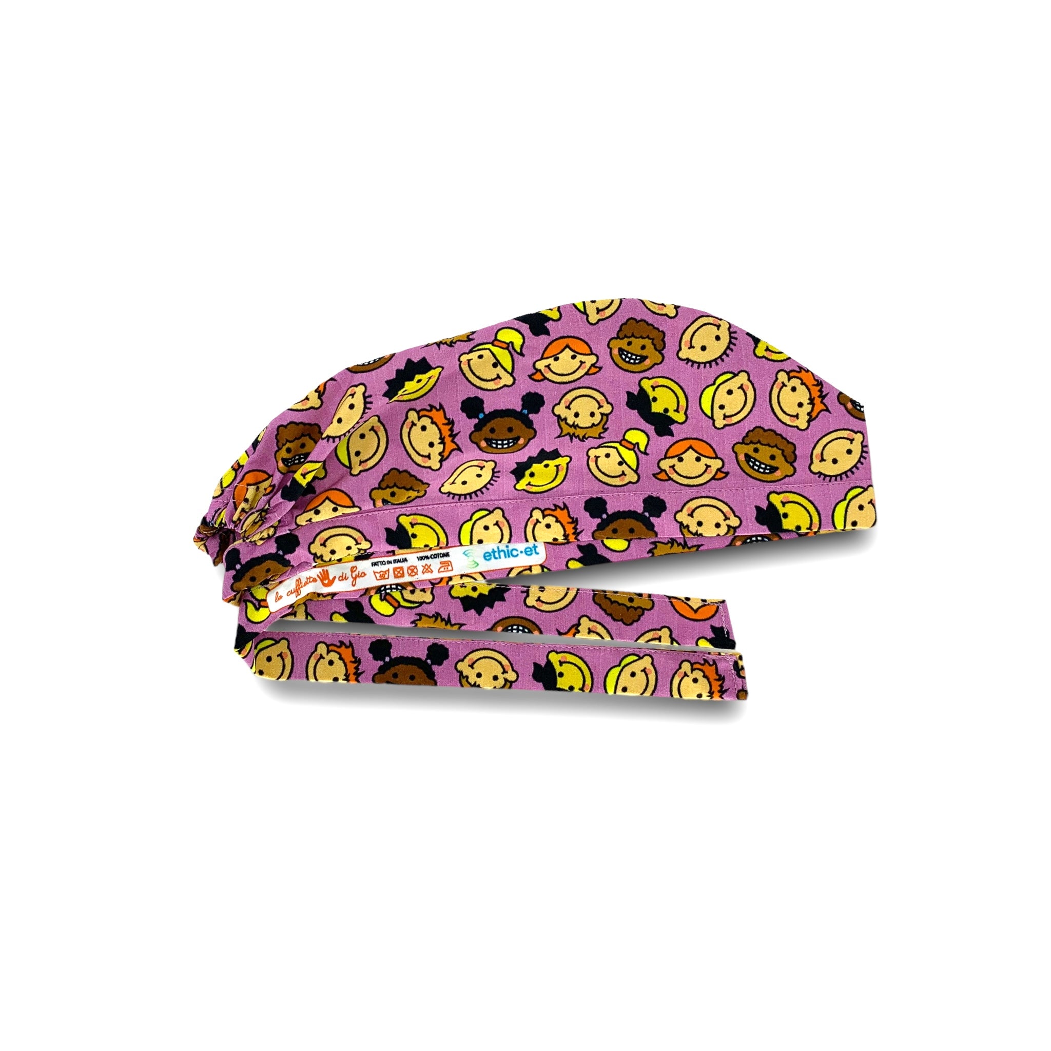 Volti di bambini stilizzati in versione cartoon per rappresentare i diversi colore della pelle e l'unicità di ciascuna di esse; il tratto comune di questi bambini così diversi è il sorriso; sfondo rosa scuro