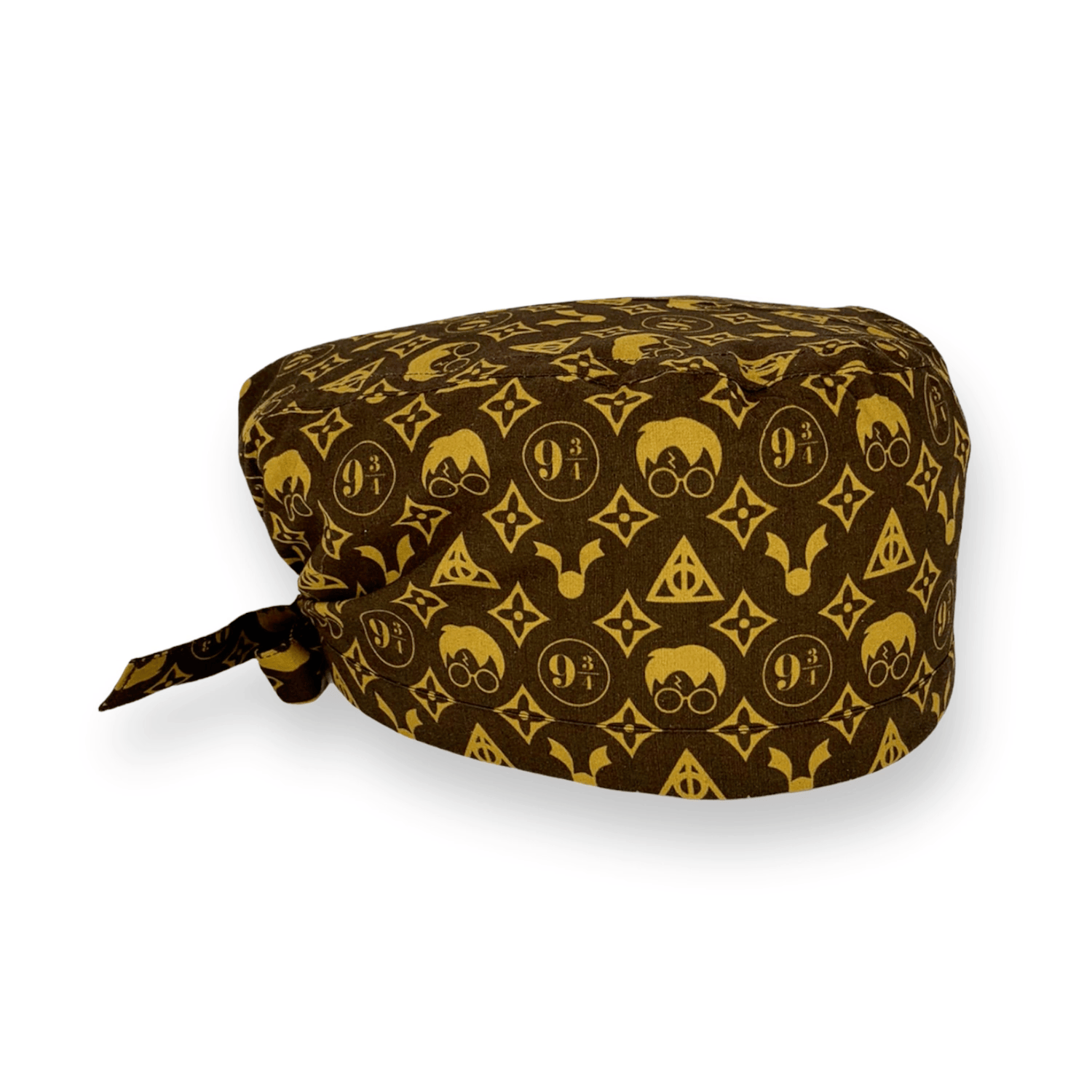 Cuffietta chirurgica con il maghetto più famoso del mondo stilizzato insieme ad alcuni simboli chiave della sua saga, in un pattern accattivante e molto modaiolo, sfondo grigio o marrone