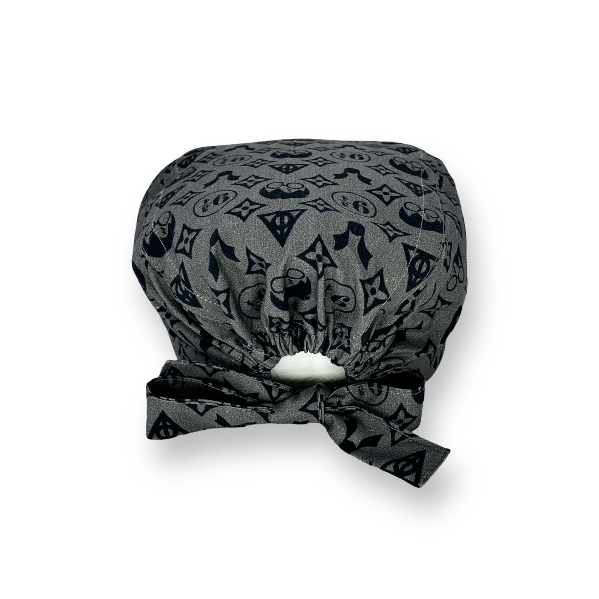 Cuffietta chirurgica con il maghetto più famoso del mondo stilizzato insieme ad alcuni simboli chiave della sua saga, in un pattern accattivante e molto modaiolo, sfondo grigio