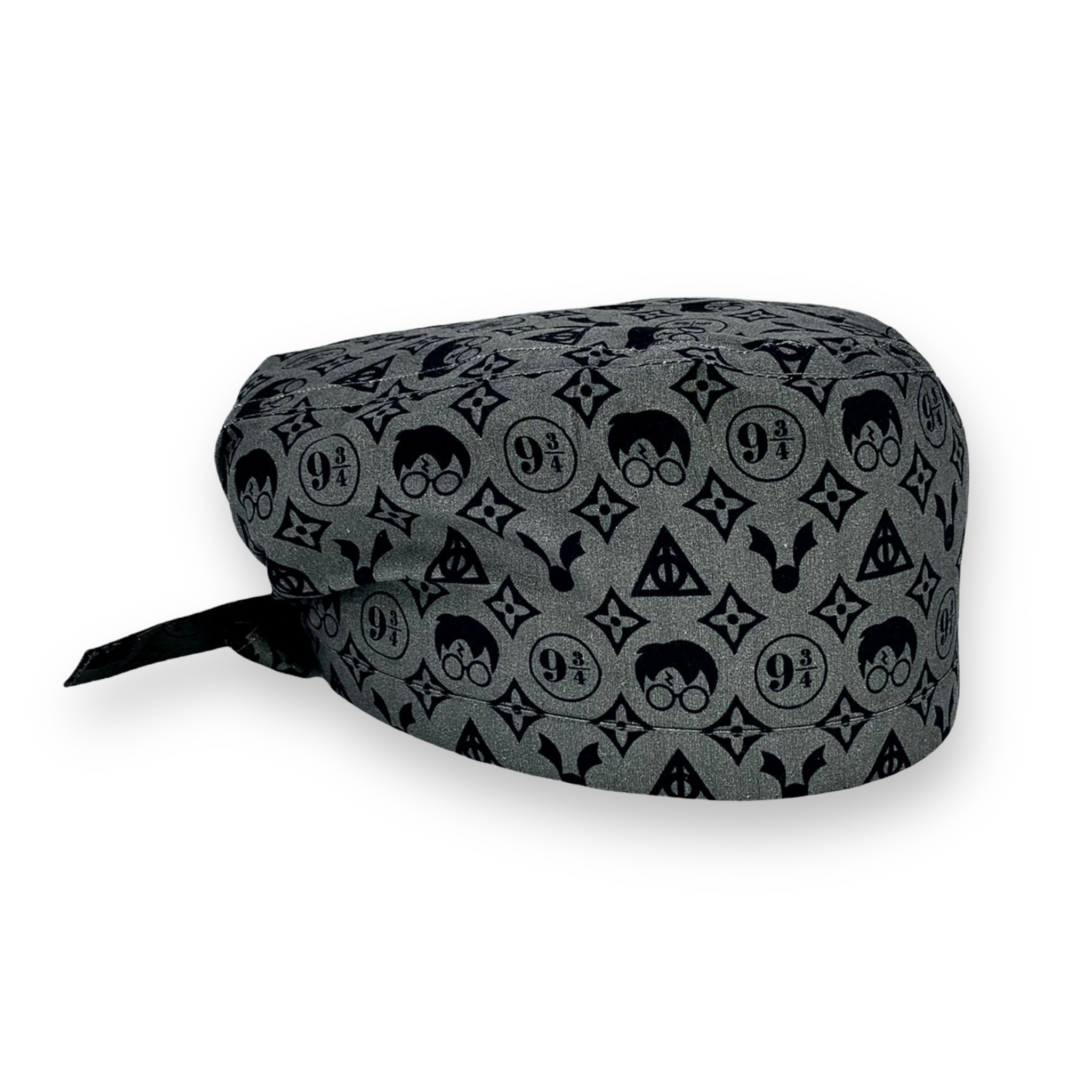Cuffietta chirurgica con il maghetto più famoso del mondo stilizzato insieme ad alcuni simboli chiave della sua saga, in un pattern accattivante e molto modaiolo, sfondo grigio