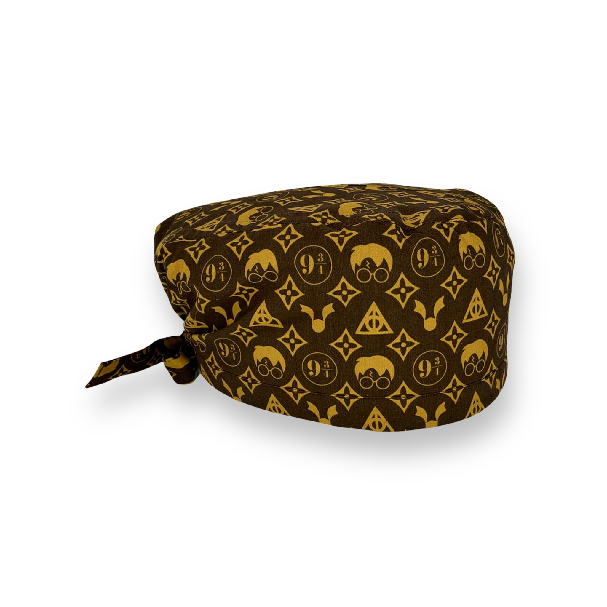 Cuffietta chirurgica con il maghetto più famoso del mondo stilizzato insieme ad alcuni simboli chiave della sua saga, in un pattern accattivante e molto modaiolo, sfondo marrone