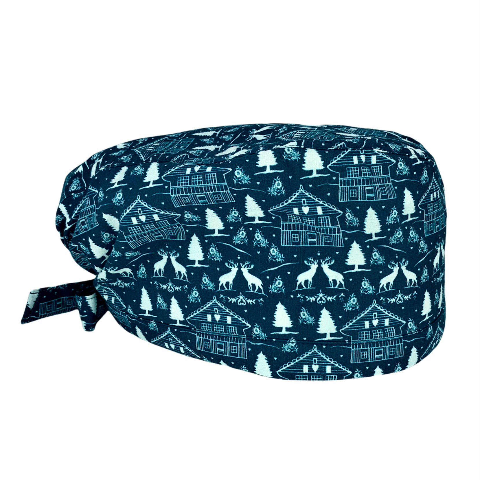 Cuffietta chirurgica blu avio con una baita, i pini coperti di neve e i cervi che passeggiano nei boschi.