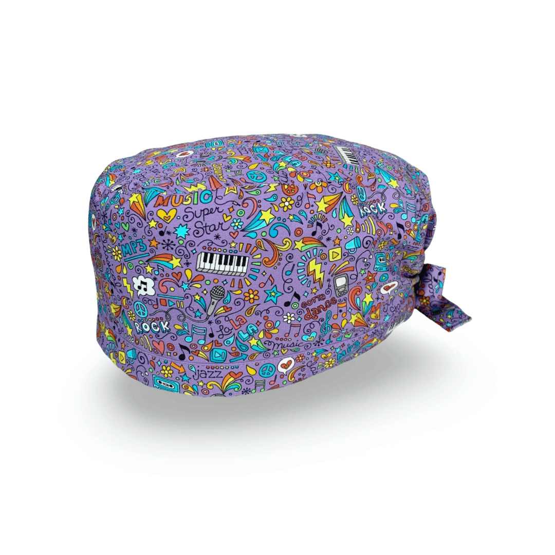 Una compilation di colori imperdibili per questa cuffietta chirurgica che celebra l'amore per la musica in tutte le sue forme, con un accattivante e ricchissima grafica pop, su sfondo lilla o azzurro intenso.